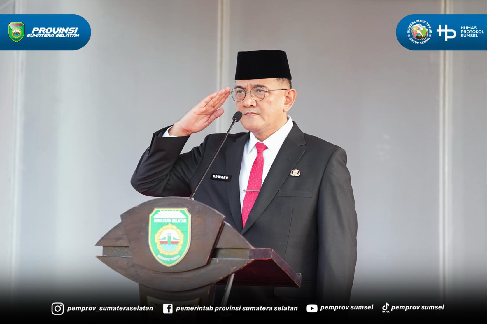 Palembang – Sekretaris Daerah (Sekda) Provinsi Sumatera Selatan, Dr. Drs. H. Edward Candra,.M.H bertindak sebagai Inspektur Upacara pada peringatan Hari Lahir Pancasila Tahun 2026 yang digelar di halaman Kantor Gubernur Sumsel, Selasa (2/6/2026).