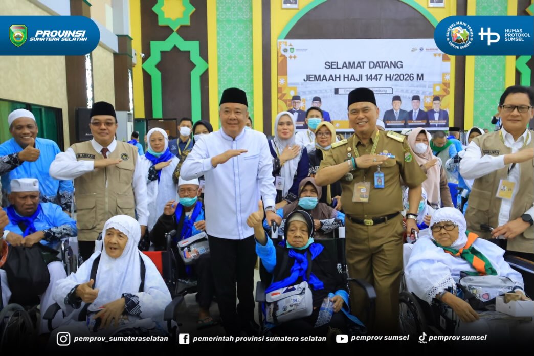 Palembang – Wakil Gubernur Sumatera Selatan (Sumsel) H. Cik Ujang menyambut langsung kepulangan 443 jemaah haji kelompok terbang (Kloter) pertama Embarkasi Palembang di Aula Asrama Haji Palembang, Selasa (2/6/2026).