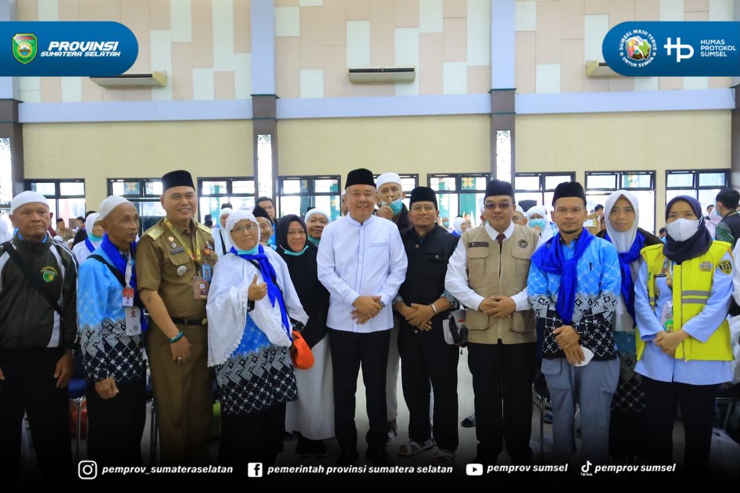 Palembang – Wakil Gubernur Sumatera Selatan (Sumsel) H. Cik Ujang menyambut langsung kepulangan 443 jemaah haji kelompok terbang (Kloter) pertama Embarkasi Palembang di Aula Asrama Haji Palembang, Selasa (2/6/2026).