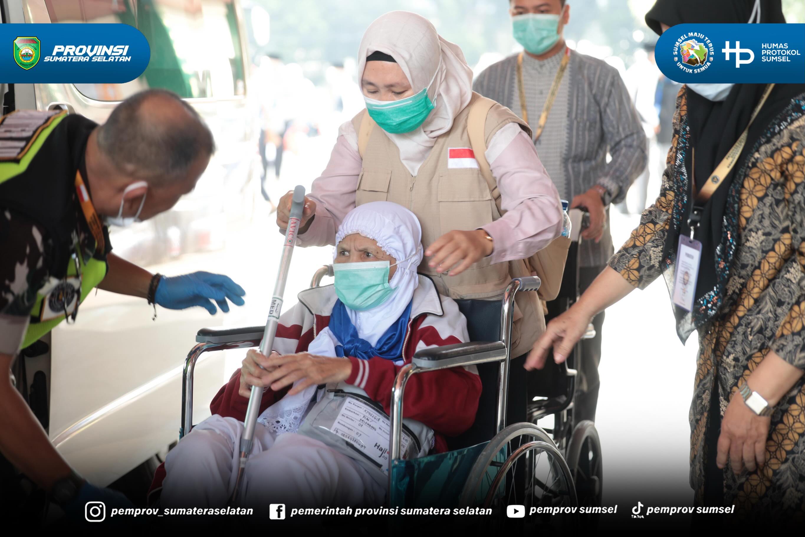Palembang – Wakil Gubernur Sumatera Selatan (Sumsel) H. Cik Ujang menyambut langsung kepulangan 443 jemaah haji kelompok terbang (Kloter) pertama Embarkasi Palembang di Aula Asrama Haji Palembang, Selasa (2/6/2026).