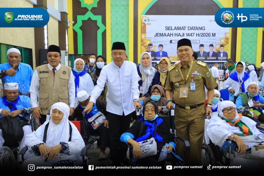 Palembang – Wakil Gubernur Sumatera Selatan (Sumsel) H. Cik Ujang menyambut langsung kepulangan 443 jemaah haji kelompok terbang (Kloter) pertama Embarkasi Palembang di Aula Asrama Haji Palembang, Selasa (2/6/2026).