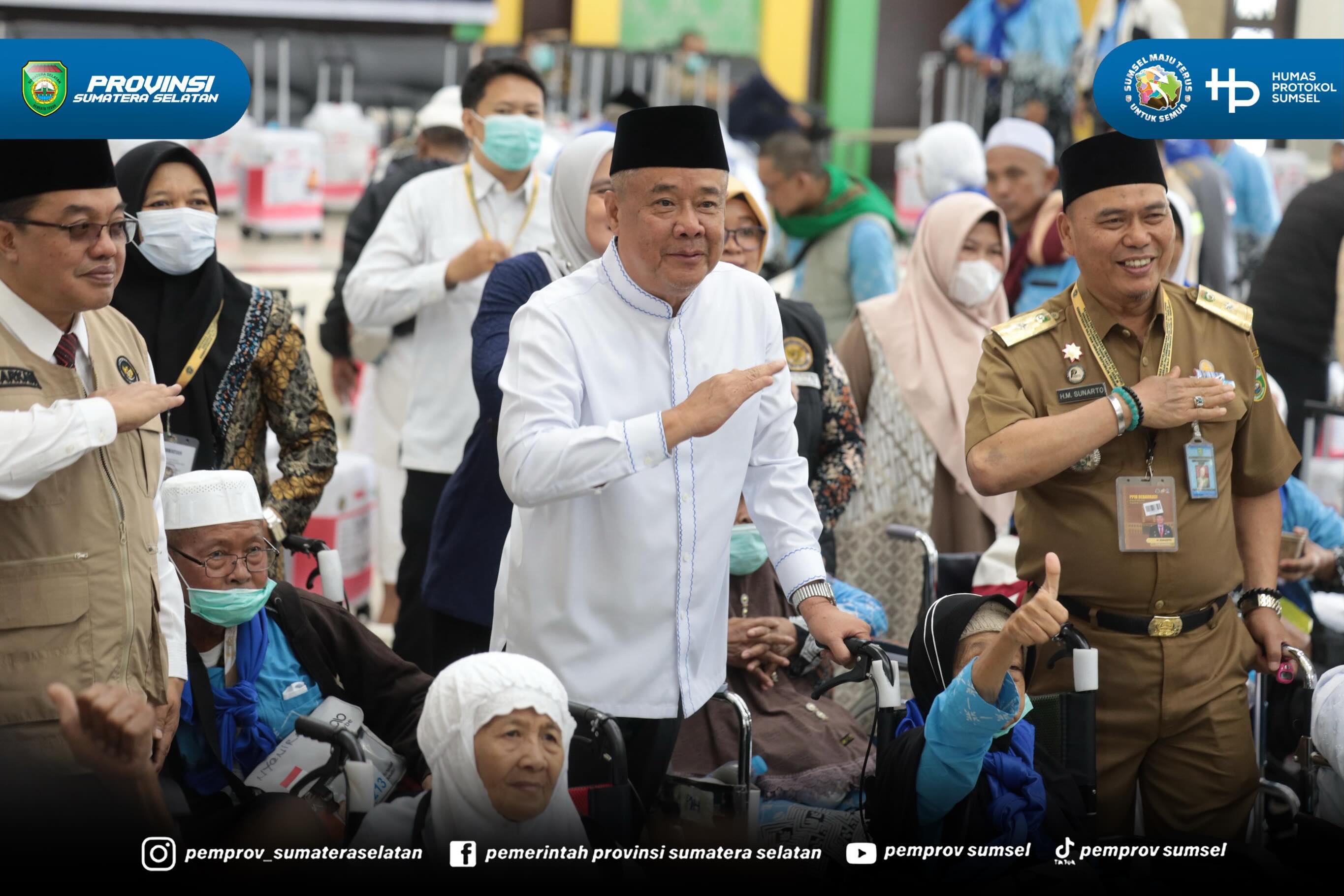 Palembang – Wakil Gubernur Sumatera Selatan (Sumsel) H. Cik Ujang menyambut langsung kepulangan 443 jemaah haji kelompok terbang (Kloter) pertama Embarkasi Palembang di Aula Asrama Haji Palembang, Selasa (2/6/2026).