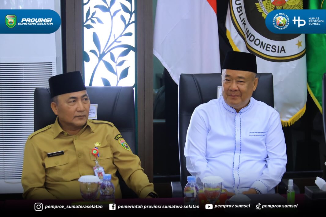 Palembang – Wakil Gubernur Sumatera Selatan (Sumsel) H. Cik Ujang menyambut langsung kepulangan 443 jemaah haji kelompok terbang (Kloter) pertama Embarkasi Palembang di Aula Asrama Haji Palembang, Selasa (2/6/2026).