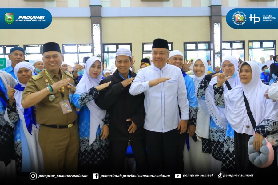 Palembang – Wakil Gubernur Sumatera Selatan (Sumsel) H. Cik Ujang menyambut langsung kepulangan 443 jemaah haji kelompok terbang (Kloter) pertama Embarkasi Palembang di Aula Asrama Haji Palembang, Selasa (2/6/2026).