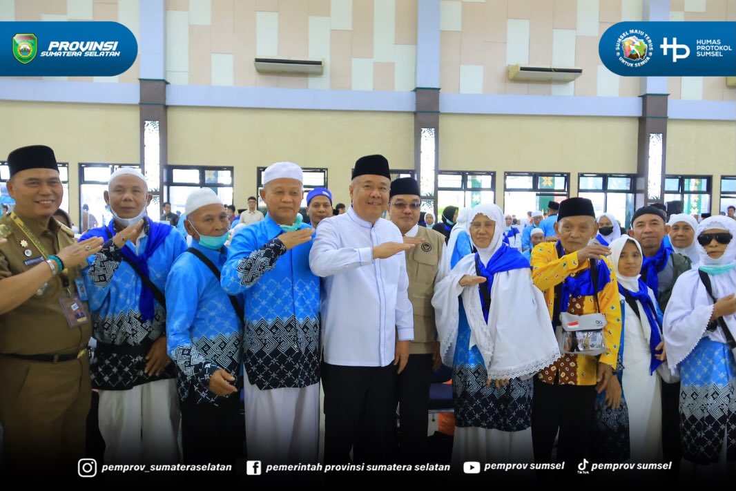Palembang – Wakil Gubernur Sumatera Selatan (Sumsel) H. Cik Ujang menyambut langsung kepulangan 443 jemaah haji kelompok terbang (Kloter) pertama Embarkasi Palembang di Aula Asrama Haji Palembang, Selasa (2/6/2026).