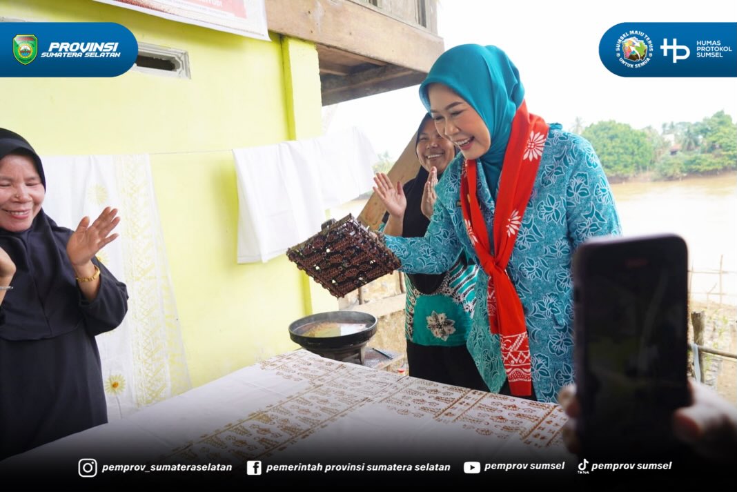 MURATARA - Ketua Tim Penggerak PKK Provinsi Sumatera Selatan, Hj. Febrita Lustia HD meninjau Rumah Pendidikan dan Keterampilan (Rumah Dilan) di Desa Biaro Lama, Kecamatan Karang Dapo, Kabupaten Musi Rawas Utara, Rabu (3/6/2026).