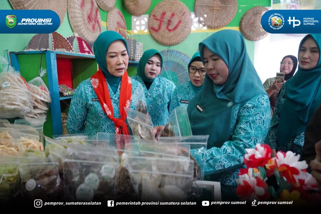 MURATARA - Ketua Tim Penggerak PKK Provinsi Sumatera Selatan, Hj. Febrita Lustia HD meninjau Rumah Pendidikan dan Keterampilan (Rumah Dilan) di Desa Biaro Lama, Kecamatan Karang Dapo, Kabupaten Musi Rawas Utara, Rabu (3/6/2026).