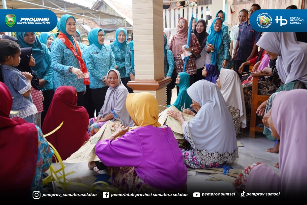 MURATARA - Ketua Tim Penggerak PKK Provinsi Sumatera Selatan, Hj. Febrita Lustia HD meninjau Rumah Pendidikan dan Keterampilan (Rumah Dilan) di Desa Biaro Lama, Kecamatan Karang Dapo, Kabupaten Musi Rawas Utara, Rabu (3/6/2026).