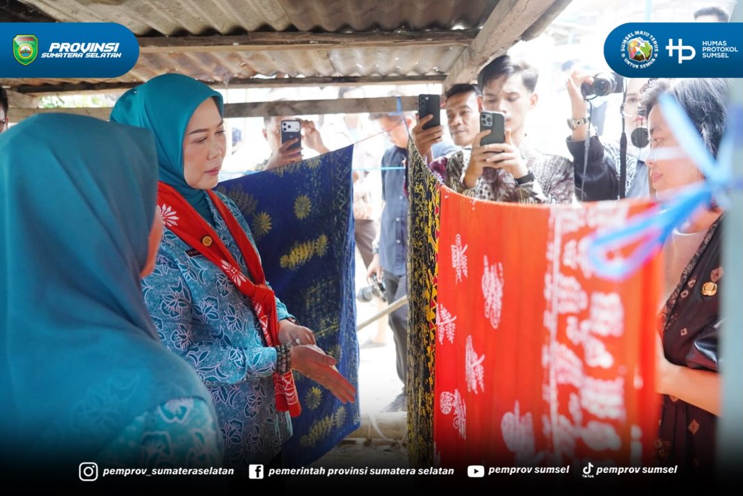 MURATARA - Ketua Tim Penggerak PKK Provinsi Sumatera Selatan, Hj. Febrita Lustia HD meninjau Rumah Pendidikan dan Keterampilan (Rumah Dilan) di Desa Biaro Lama, Kecamatan Karang Dapo, Kabupaten Musi Rawas Utara, Rabu (3/6/2026).