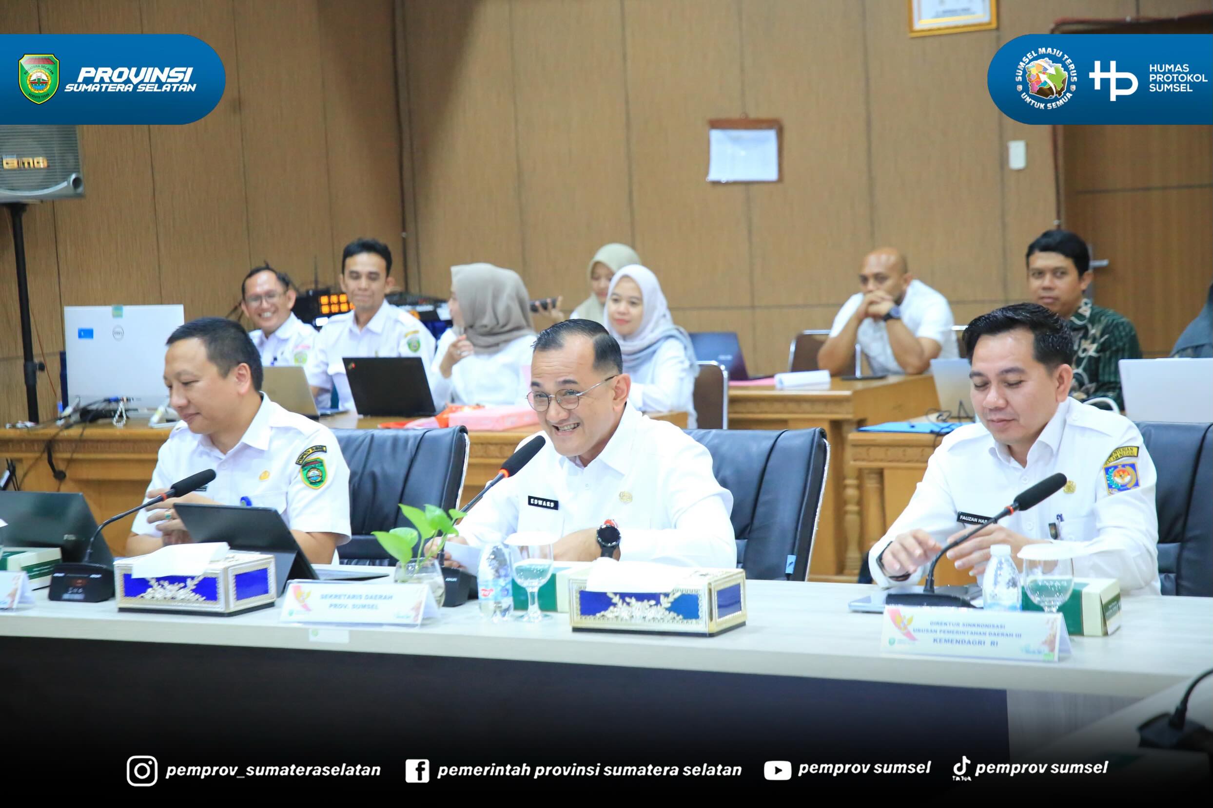 PALEMBANG – Sekretaris Daerah Provinsi Sumatera Selatan Dr. H. Edward Candra menegaskan pentingnya sinergi dan penguatan komitmen seluruh pemerintah daerah dalam upaya percepatan penanggulangan kemiskinan.