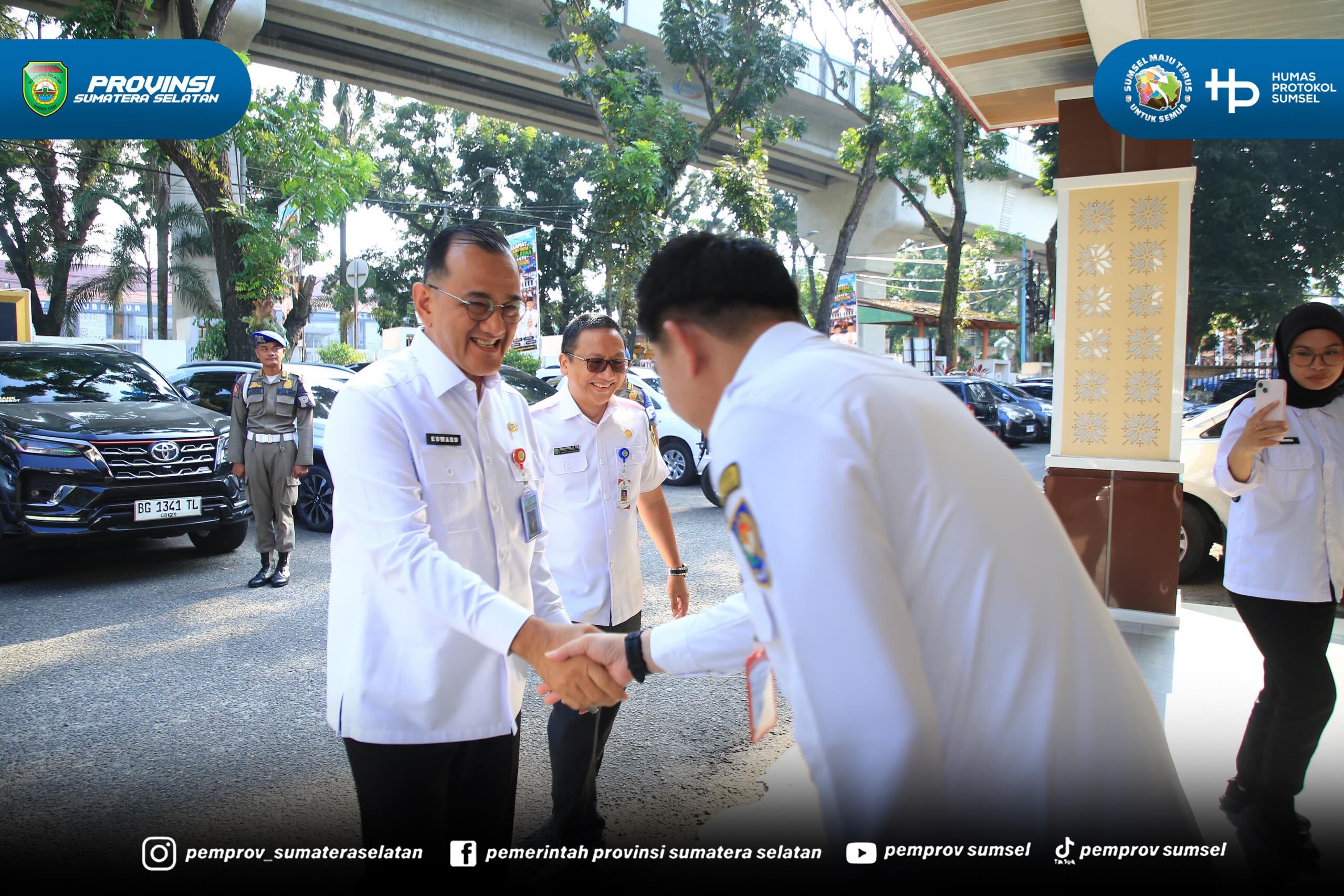 PALEMBANG – Sekretaris Daerah Provinsi Sumatera Selatan Dr. H. Edward Candra menegaskan pentingnya sinergi dan penguatan komitmen seluruh pemerintah daerah dalam upaya percepatan penanggulangan kemiskinan.
