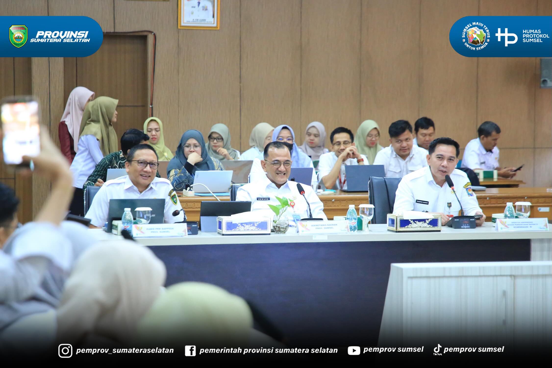 PALEMBANG – Sekretaris Daerah Provinsi Sumatera Selatan Dr. H. Edward Candra menegaskan pentingnya sinergi dan penguatan komitmen seluruh pemerintah daerah dalam upaya percepatan penanggulangan kemiskinan.