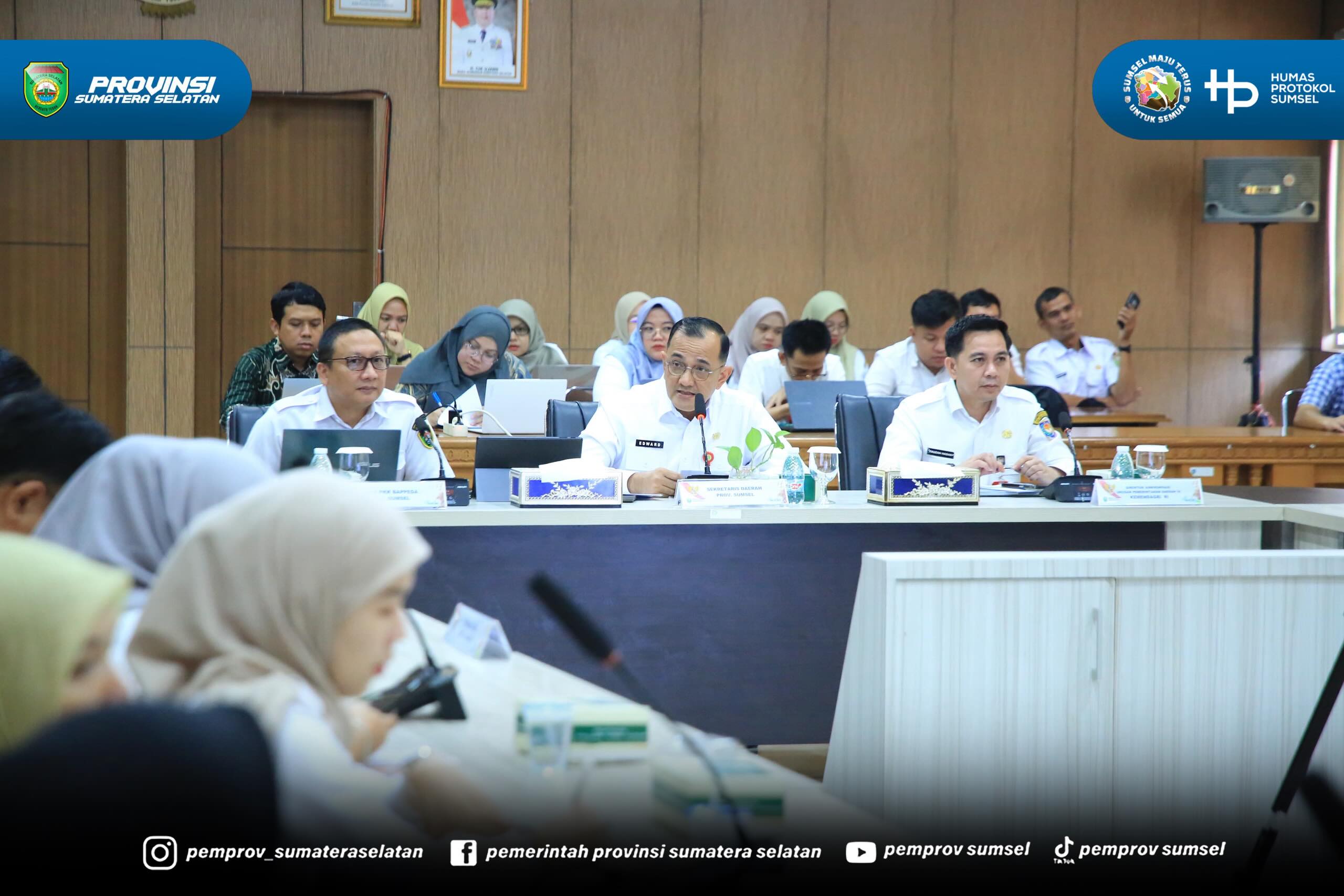 PALEMBANG – Sekretaris Daerah Provinsi Sumatera Selatan Dr. H. Edward Candra menegaskan pentingnya sinergi dan penguatan komitmen seluruh pemerintah daerah dalam upaya percepatan penanggulangan kemiskinan.