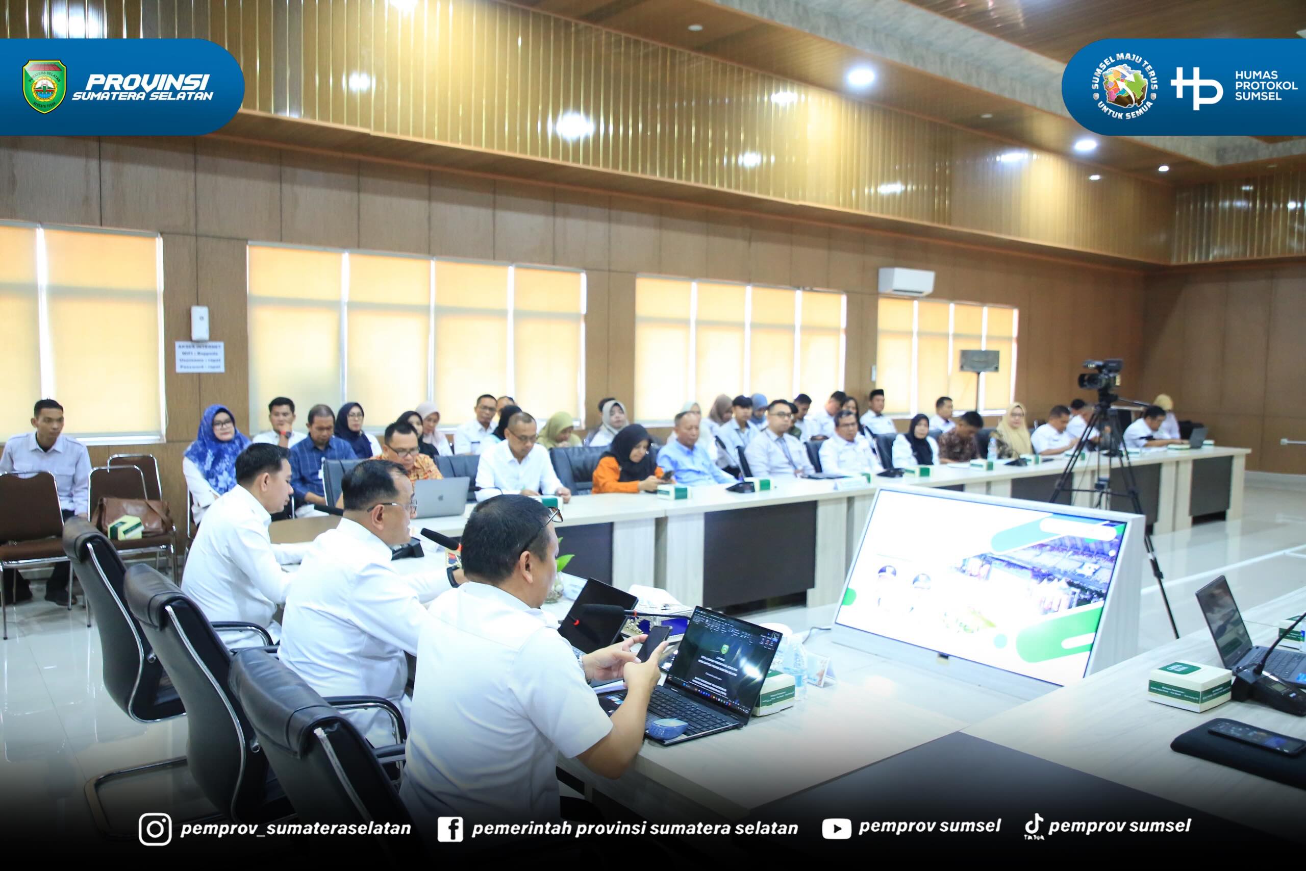 PALEMBANG – Sekretaris Daerah Provinsi Sumatera Selatan Dr. H. Edward Candra menegaskan pentingnya sinergi dan penguatan komitmen seluruh pemerintah daerah dalam upaya percepatan penanggulangan kemiskinan.