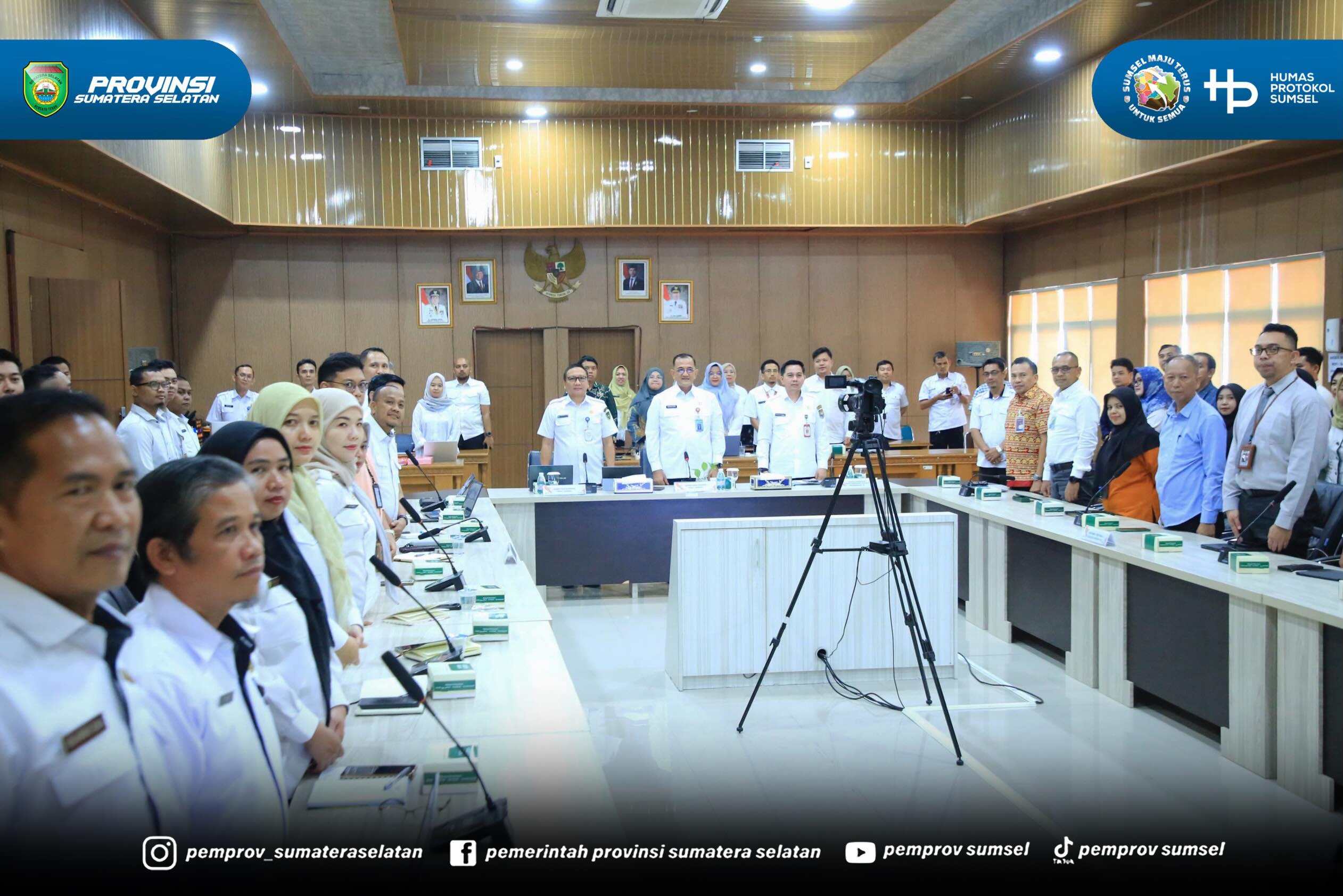 PALEMBANG – Sekretaris Daerah Provinsi Sumatera Selatan Dr. H. Edward Candra menegaskan pentingnya sinergi dan penguatan komitmen seluruh pemerintah daerah dalam upaya percepatan penanggulangan kemiskinan.
