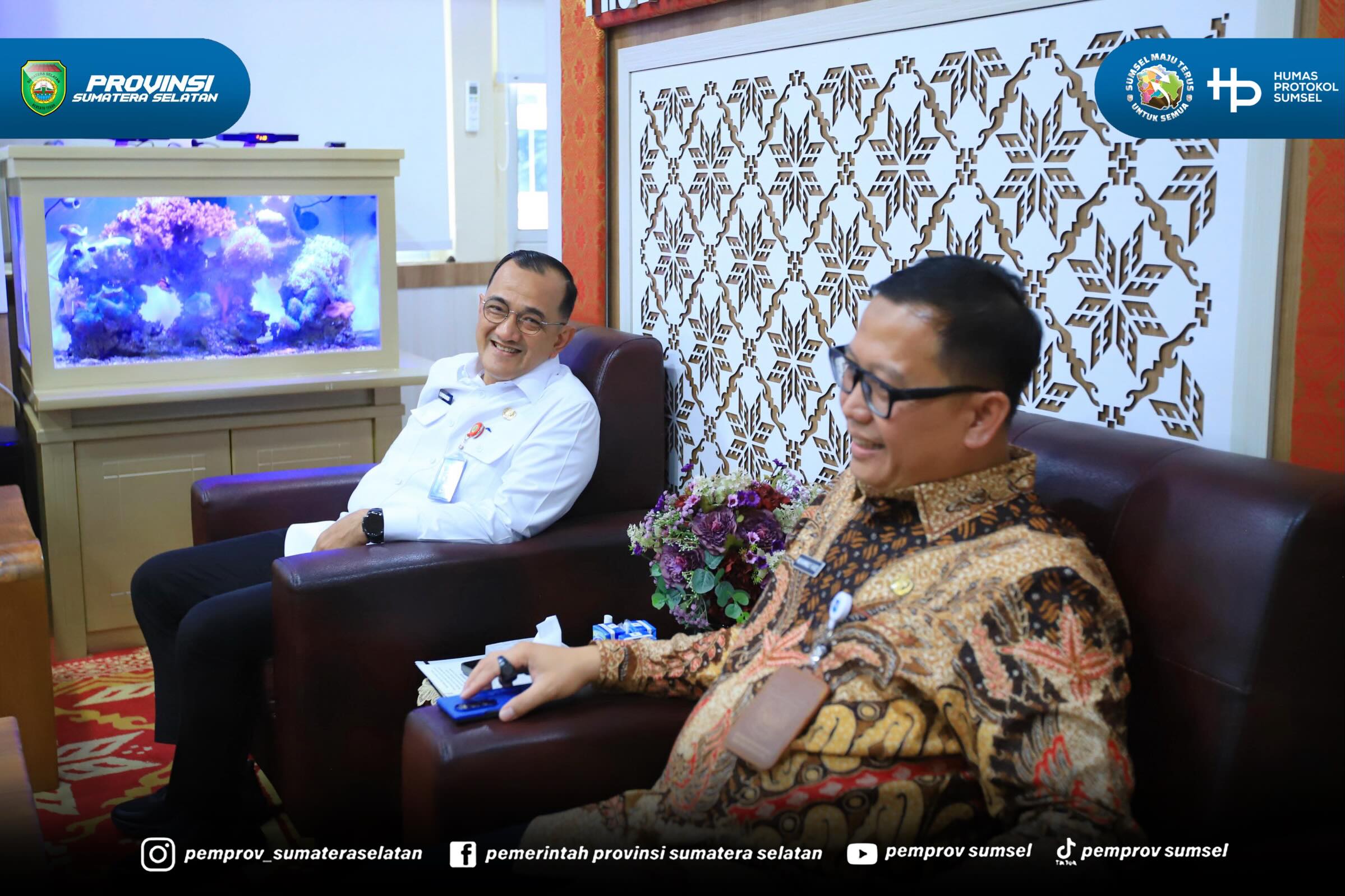 Palembang - Sekretaris Daerah Provinsi Sumatera Selatan, Drs. H. Edward Candra menerima audiensi Direktur Pendaftaran Penduduk dan Pencatatan Sipil dan Ketua Tim Kerja Identitas Penduduk dan Penduduk Rentan pada Direktorat Jenderal Kependudukan da...