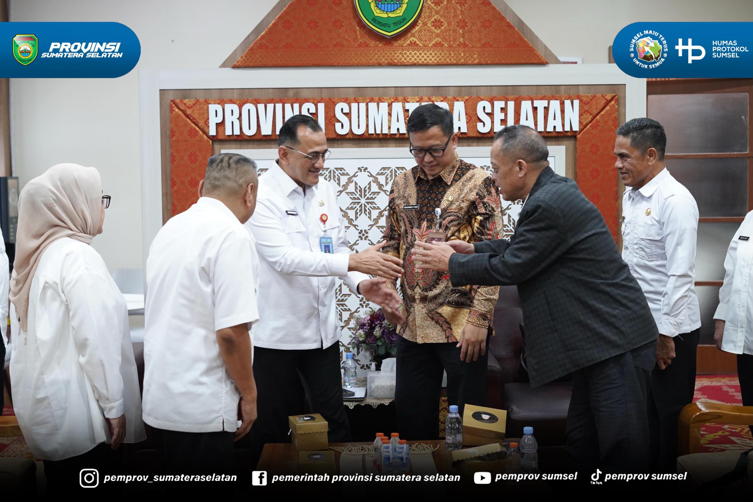Palembang - Sekretaris Daerah Provinsi Sumatera Selatan, Drs. H. Edward Candra menerima audiensi Direktur Pendaftaran Penduduk dan Pencatatan Sipil dan Ketua Tim Kerja Identitas Penduduk dan Penduduk Rentan pada Direktorat Jenderal Kependudukan da...