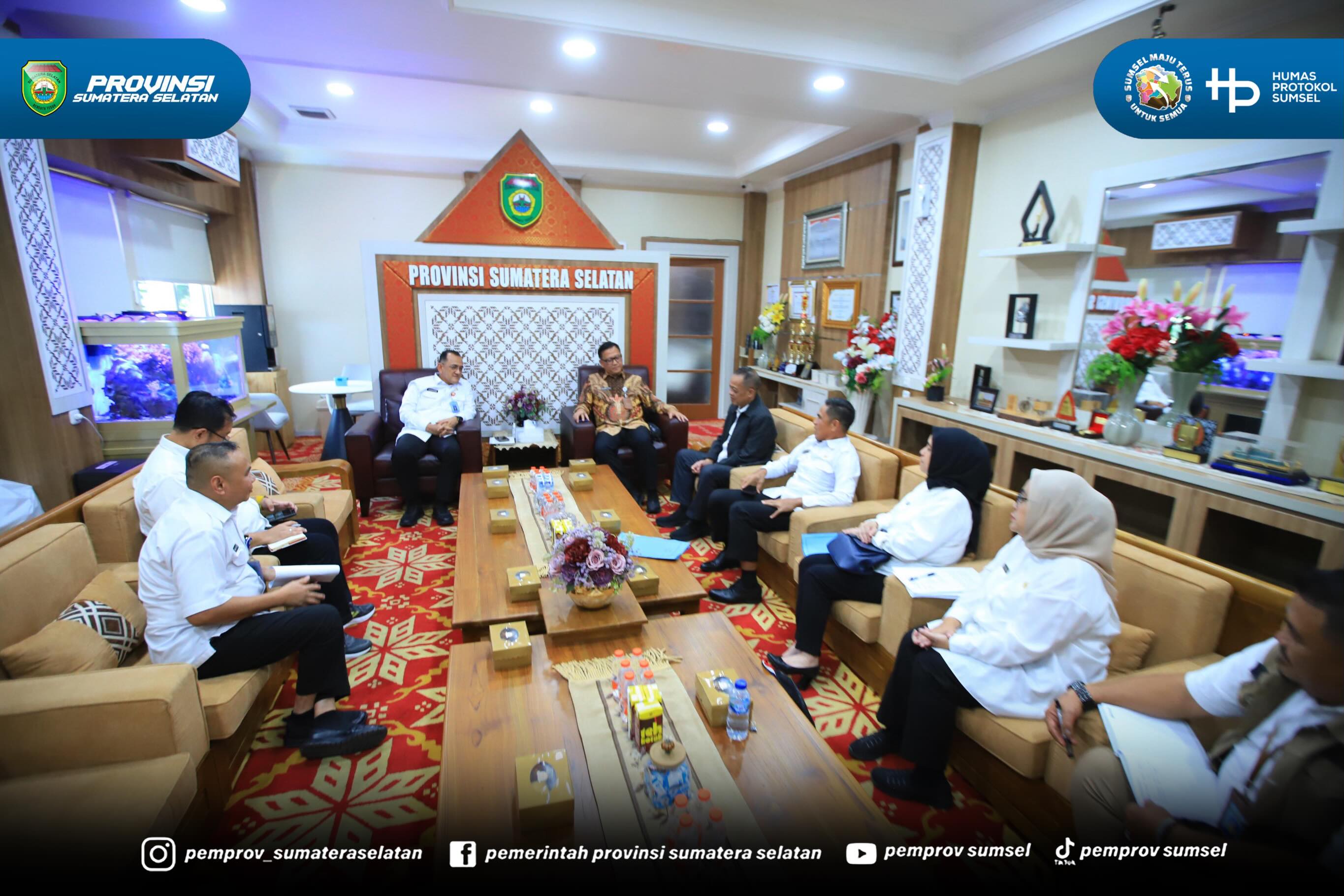 Palembang - Sekretaris Daerah Provinsi Sumatera Selatan, Drs. H. Edward Candra menerima audiensi Direktur Pendaftaran Penduduk dan Pencatatan Sipil dan Ketua Tim Kerja Identitas Penduduk dan Penduduk Rentan pada Direktorat Jenderal Kependudukan da...