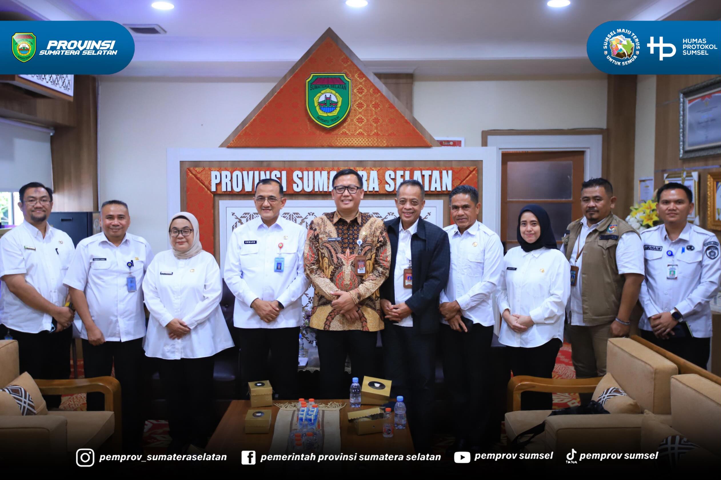 Palembang - Sekretaris Daerah Provinsi Sumatera Selatan, Drs. H. Edward Candra menerima audiensi Direktur Pendaftaran Penduduk dan Pencatatan Sipil dan Ketua Tim Kerja Identitas Penduduk dan Penduduk Rentan pada Direktorat Jenderal Kependudukan da...