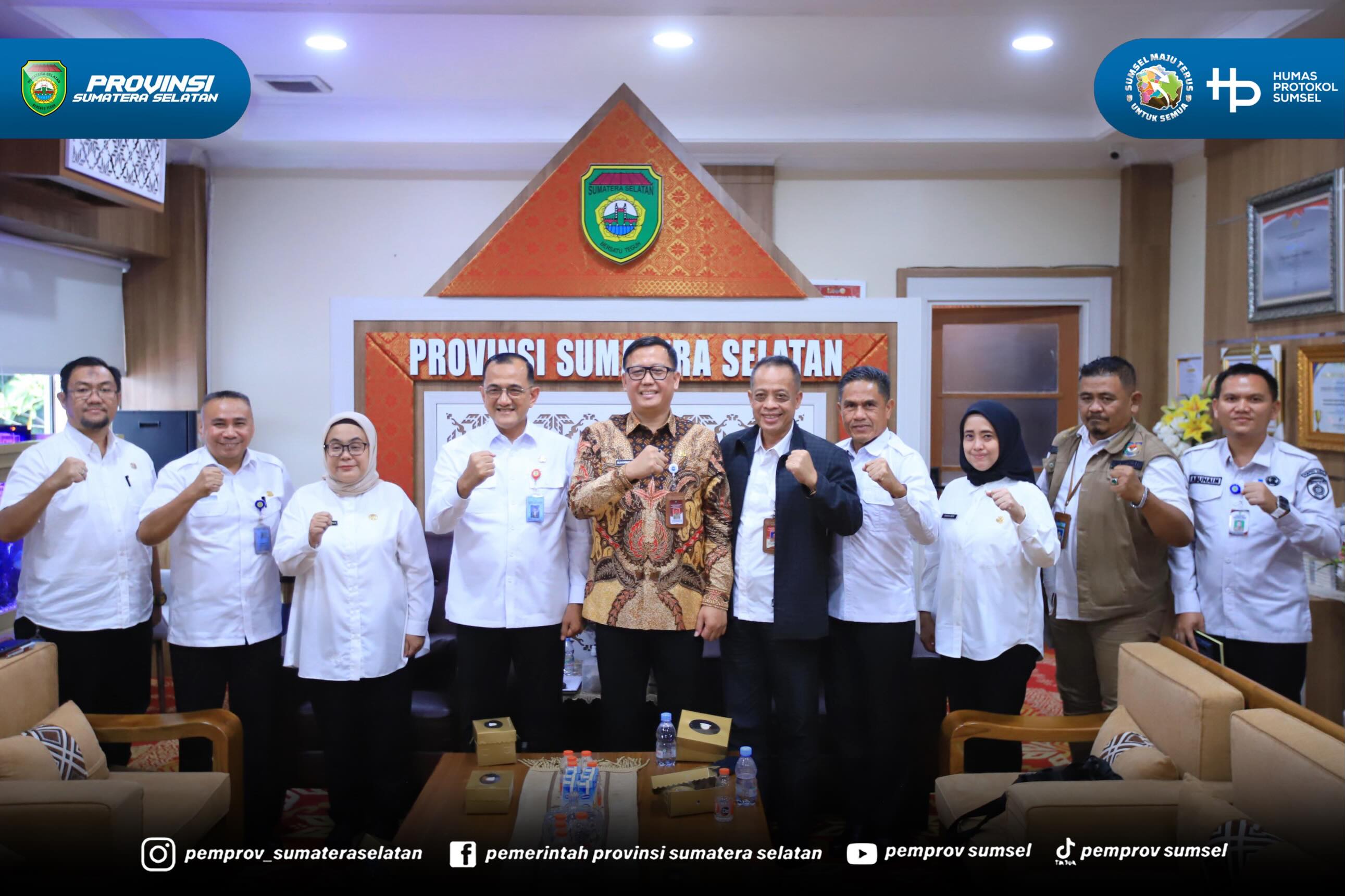 Palembang - Sekretaris Daerah Provinsi Sumatera Selatan, Drs. H. Edward Candra menerima audiensi Direktur Pendaftaran Penduduk dan Pencatatan Sipil dan Ketua Tim Kerja Identitas Penduduk dan Penduduk Rentan pada Direktorat Jenderal Kependudukan da...