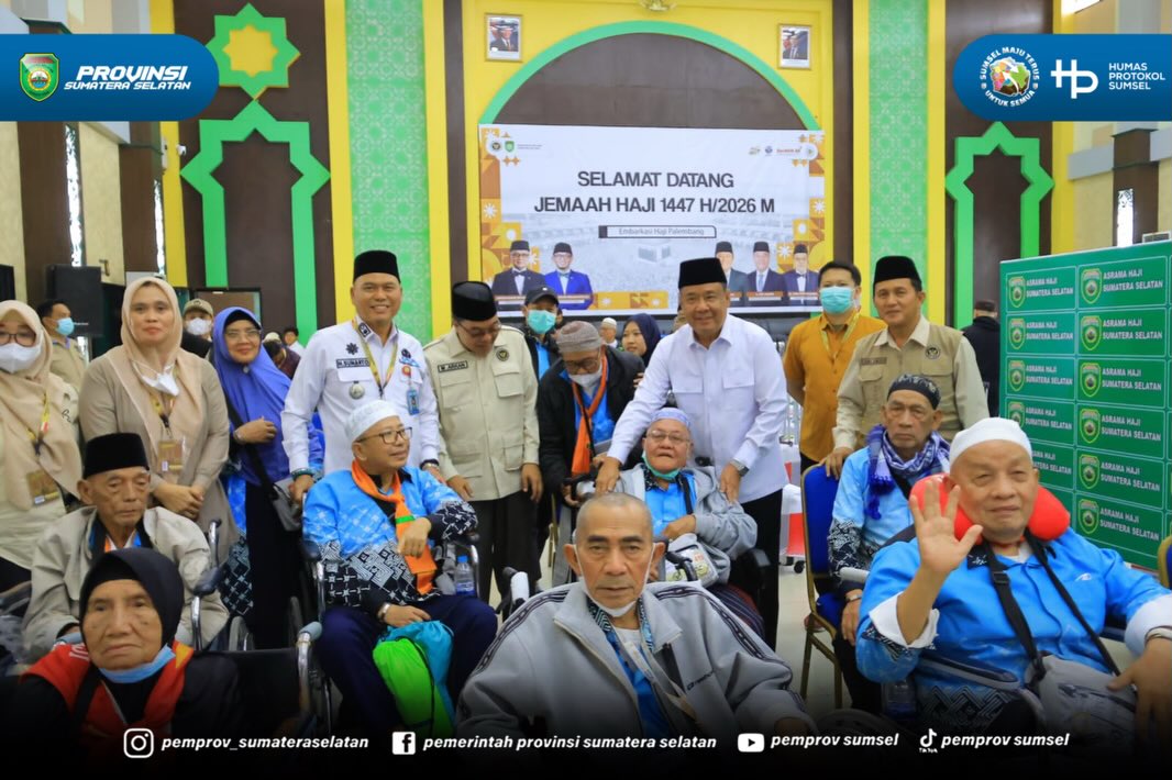Palembang – Wakil Gubernur Sumatera Selatan (Sumsel) H. Cik Ujang menyambut langsung kepulangan Jamaah Haji Kloter II Debarkasi Palembang Tahun 1447 H/2026 M asal Kabupaten Lahat di Aula Asrama Haji Palembang, Rabu (3/6/2026).