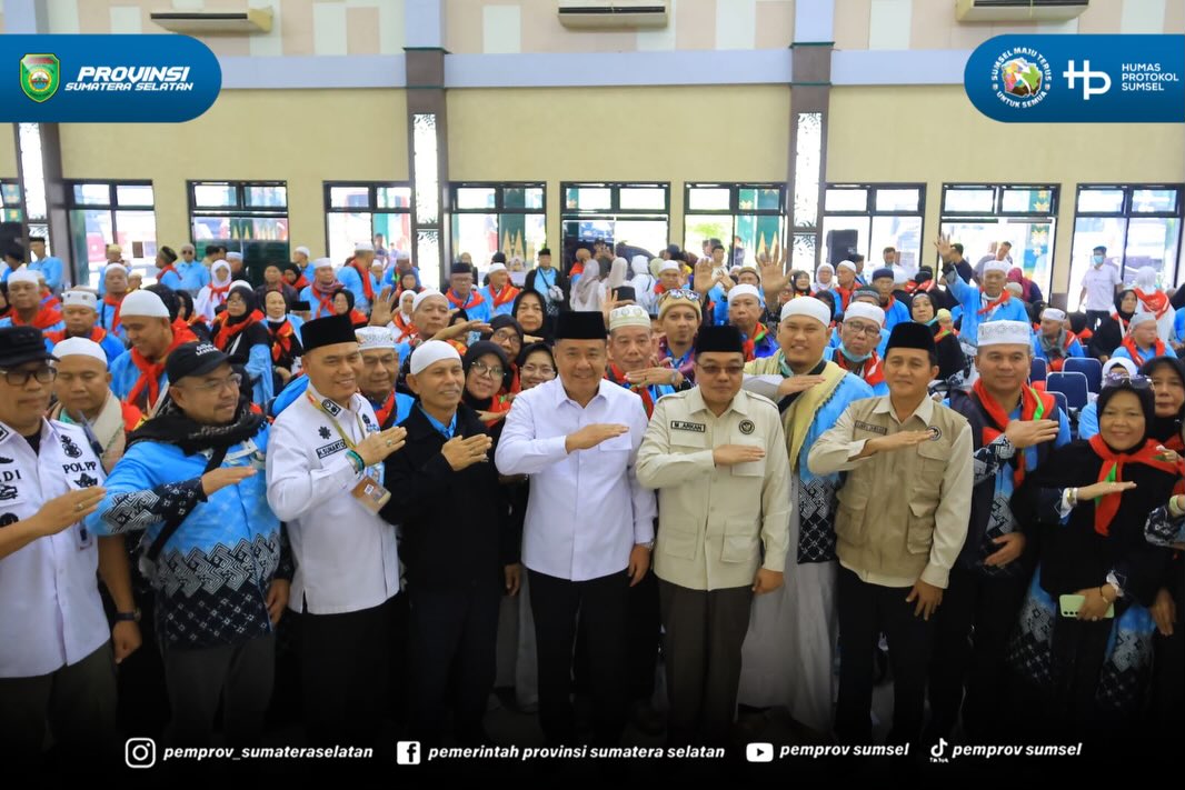 Palembang – Wakil Gubernur Sumatera Selatan (Sumsel) H. Cik Ujang menyambut langsung kepulangan Jamaah Haji Kloter II Debarkasi Palembang Tahun 1447 H/2026 M asal Kabupaten Lahat di Aula Asrama Haji Palembang, Rabu (3/6/2026).