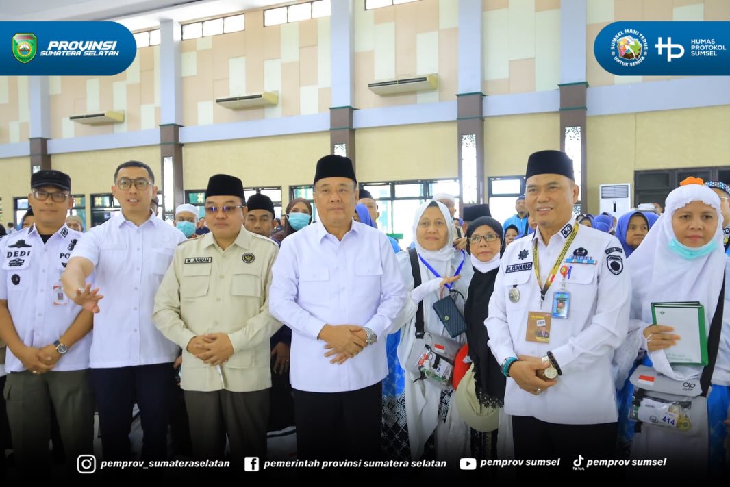 Palembang – Wakil Gubernur Sumatera Selatan (Sumsel) H. Cik Ujang menyambut langsung kepulangan Jamaah Haji Kloter II Debarkasi Palembang Tahun 1447 H/2026 M asal Kabupaten Lahat di Aula Asrama Haji Palembang, Rabu (3/6/2026).