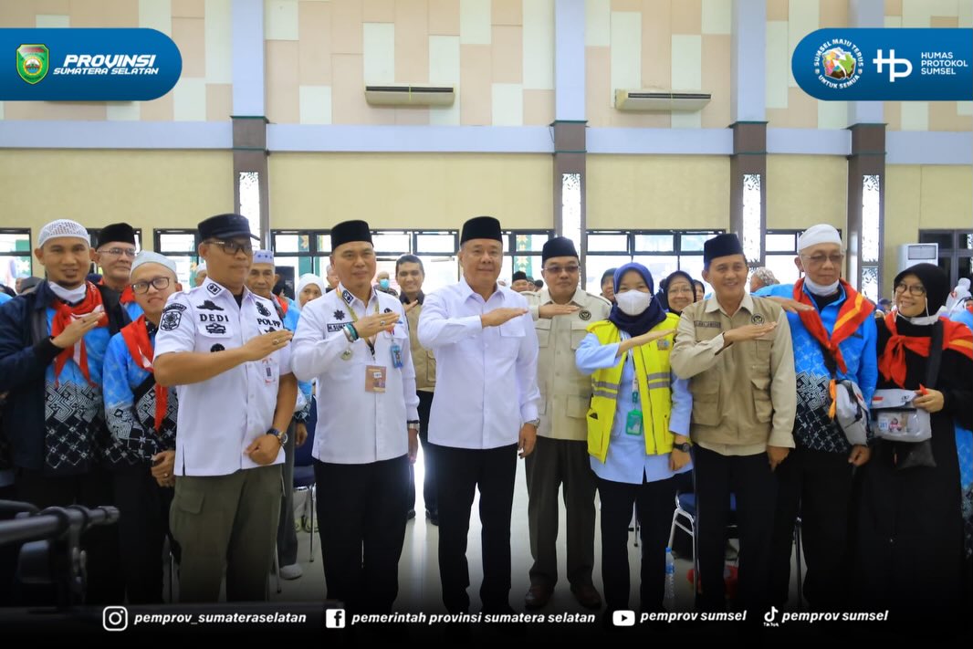 Palembang – Wakil Gubernur Sumatera Selatan (Sumsel) H. Cik Ujang menyambut langsung kepulangan Jamaah Haji Kloter II Debarkasi Palembang Tahun 1447 H/2026 M asal Kabupaten Lahat di Aula Asrama Haji Palembang, Rabu (3/6/2026).