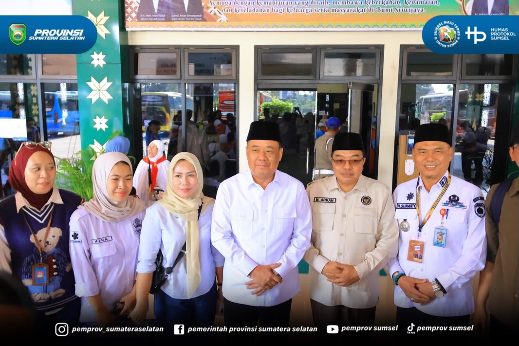 Palembang – Wakil Gubernur Sumatera Selatan (Sumsel) H. Cik Ujang menyambut langsung kepulangan Jamaah Haji Kloter II Debarkasi Palembang Tahun 1447 H/2026 M asal Kabupaten Lahat di Aula Asrama Haji Palembang, Rabu (3/6/2026).