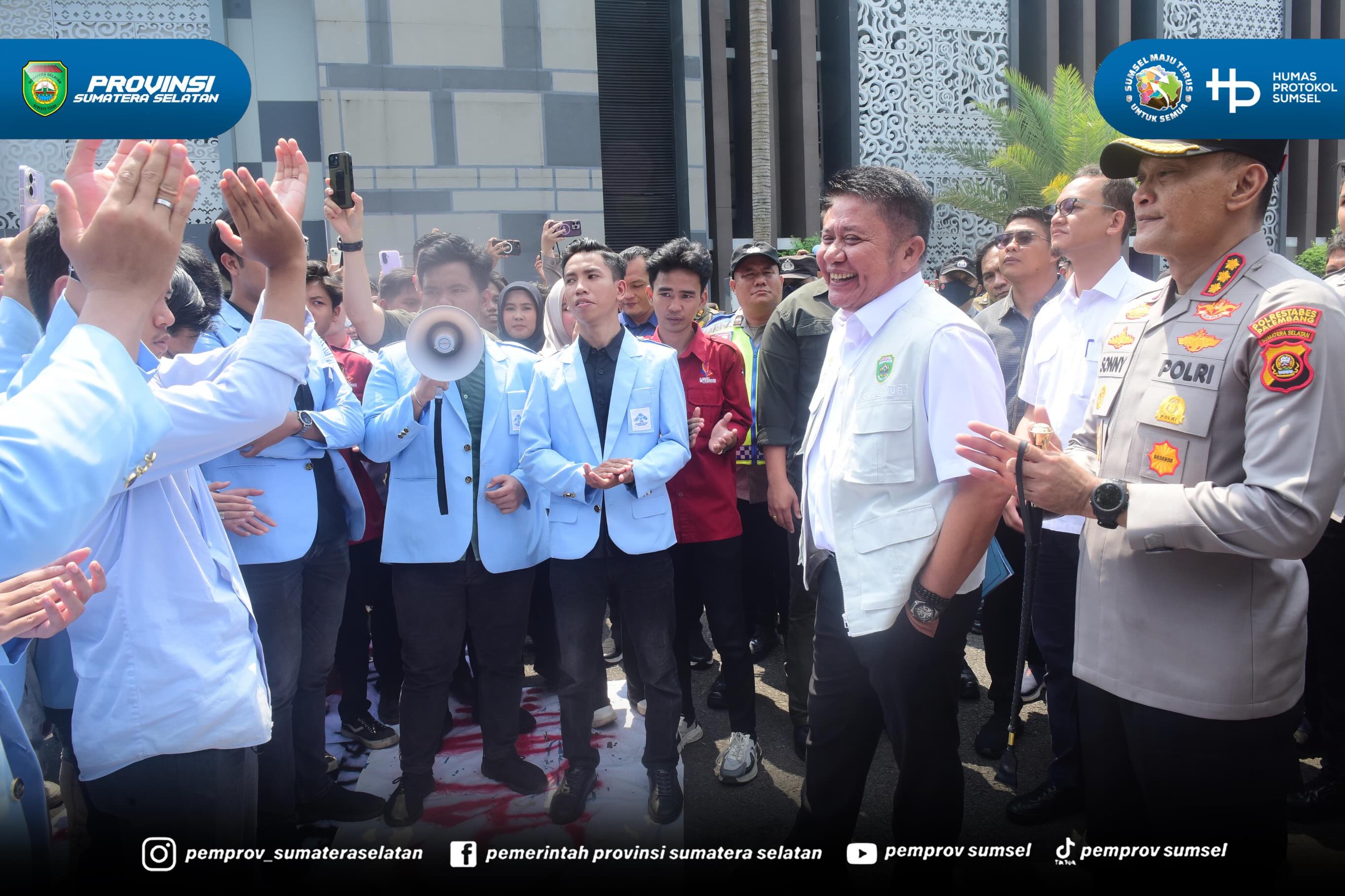 Gubernur Sumsel Dr. H. Herman Deru menemui langsung aksi mahasiswa UIN Raden Fatah di Kantor Gubernur Sumsel,kamis(4/6/2026). Dalam dialog terbuka dan kondusif, mahasiswa menyampaikan aspirasi terkait perbaikan Jalan Palembang–Betung, peningkatan...