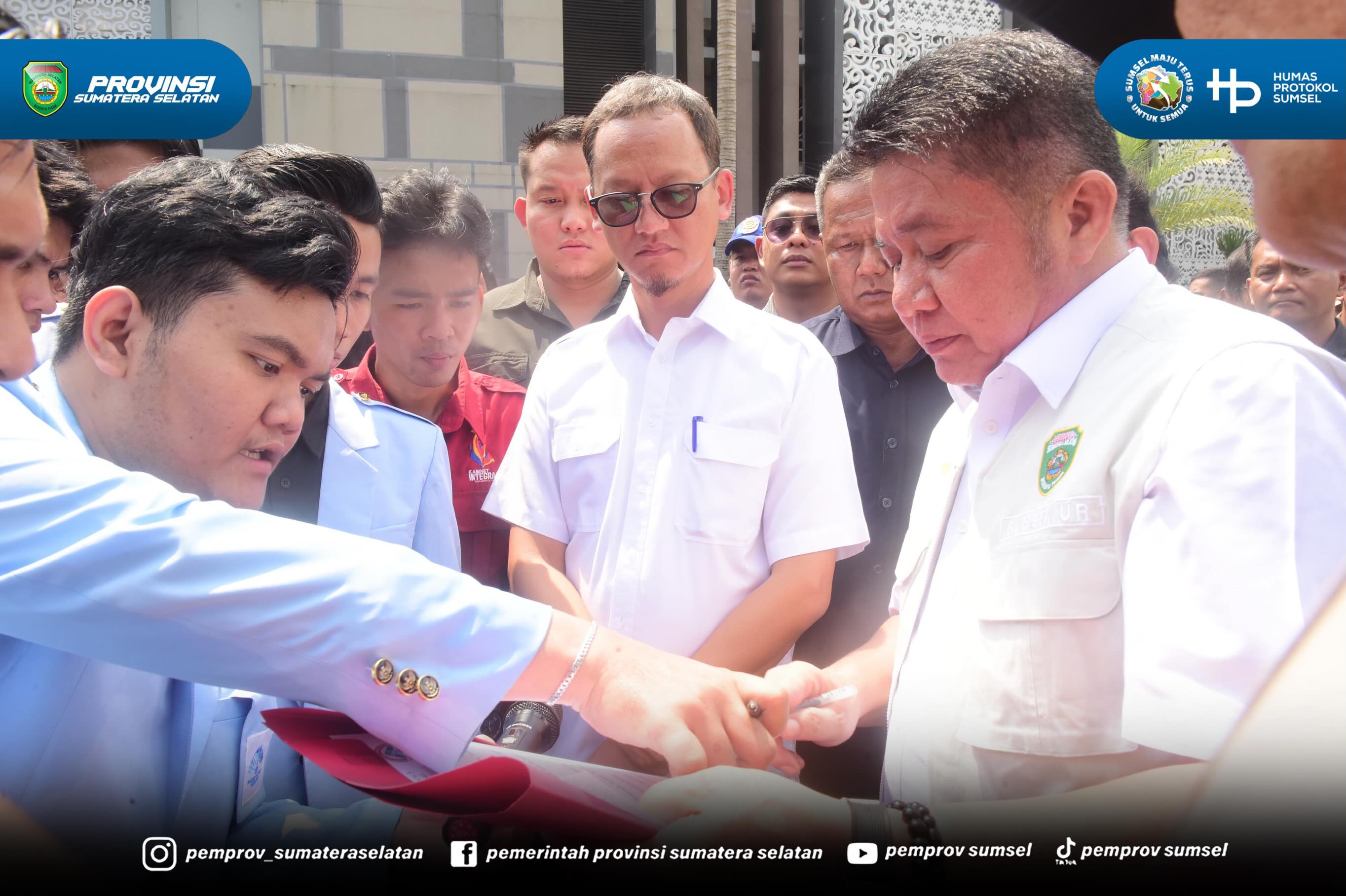 Gubernur Sumsel Dr. H. Herman Deru menemui langsung aksi mahasiswa UIN Raden Fatah di Kantor Gubernur Sumsel,kamis(4/6/2026). Dalam dialog terbuka dan kondusif, mahasiswa menyampaikan aspirasi terkait perbaikan Jalan Palembang–Betung, peningkatan...