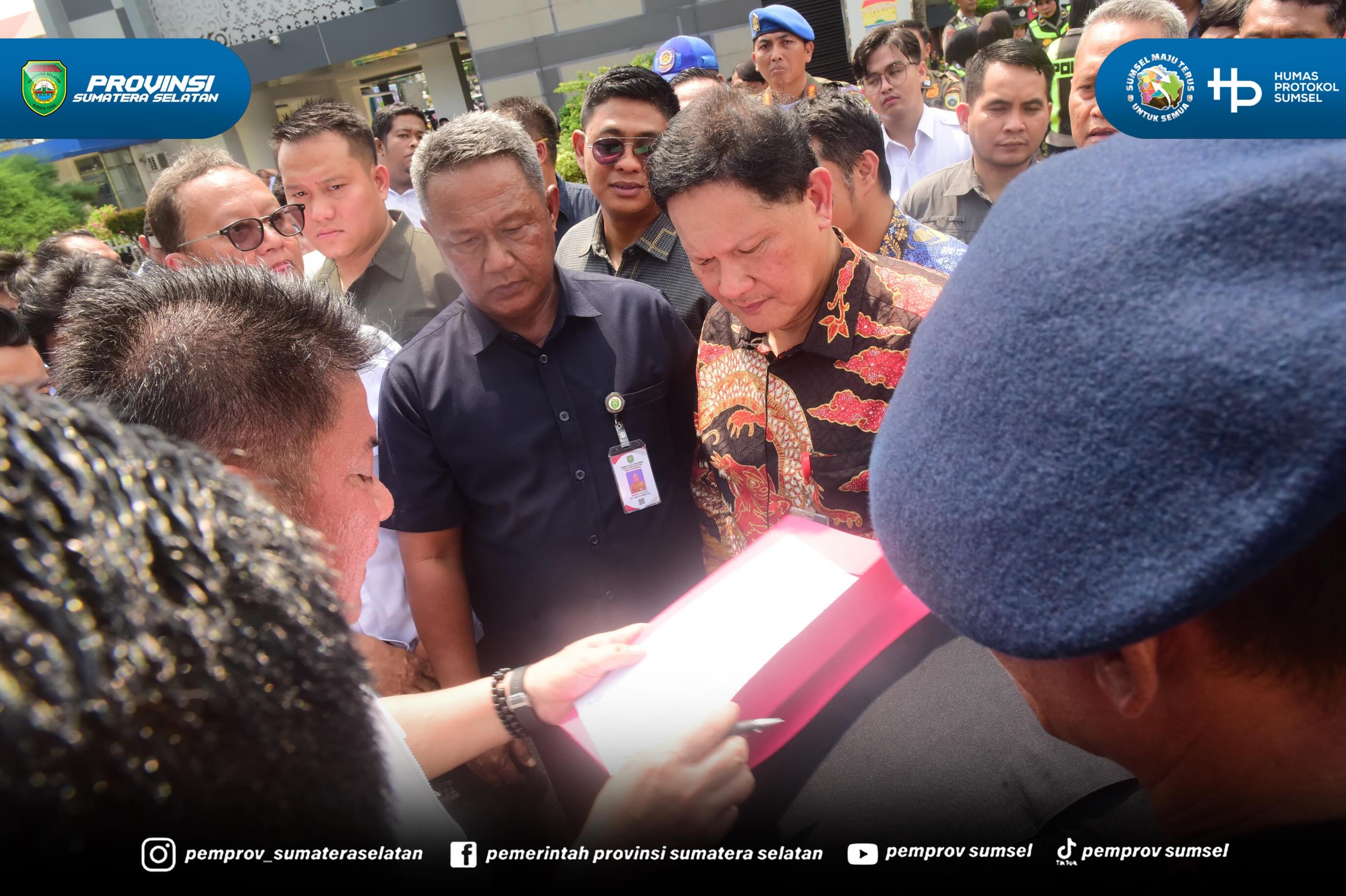 Gubernur Sumsel Dr. H. Herman Deru menemui langsung aksi mahasiswa UIN Raden Fatah di Kantor Gubernur Sumsel,kamis(4/6/2026). Dalam dialog terbuka dan kondusif, mahasiswa menyampaikan aspirasi terkait perbaikan Jalan Palembang–Betung, peningkatan...