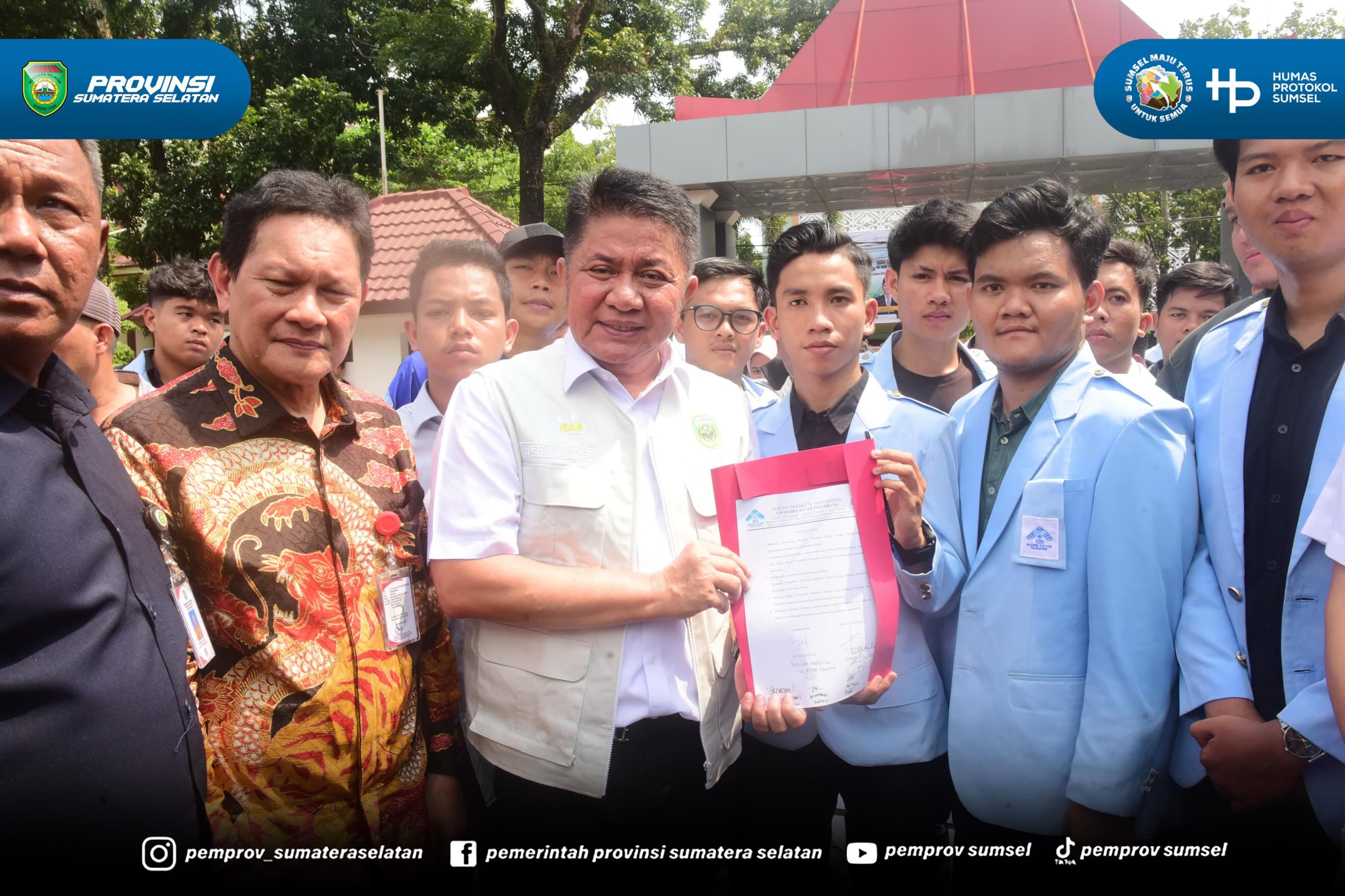 Gubernur Sumsel Dr. H. Herman Deru menemui langsung aksi mahasiswa UIN Raden Fatah di Kantor Gubernur Sumsel,kamis(4/6/2026). Dalam dialog terbuka dan kondusif, mahasiswa menyampaikan aspirasi terkait perbaikan Jalan Palembang–Betung, peningkatan...