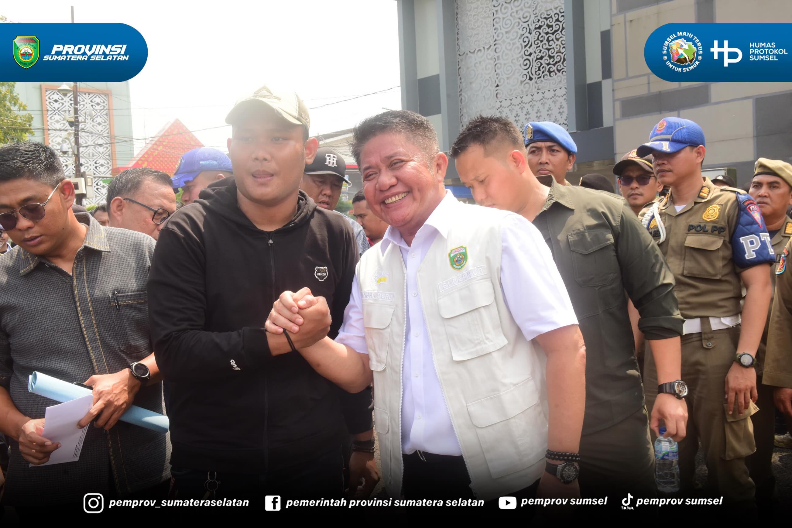 Gubernur Sumsel Dr. H. Herman Deru menemui langsung aksi mahasiswa UIN Raden Fatah di Kantor Gubernur Sumsel,kamis(4/6/2026). Dalam dialog terbuka dan kondusif, mahasiswa menyampaikan aspirasi terkait perbaikan Jalan Palembang–Betung, peningkatan...