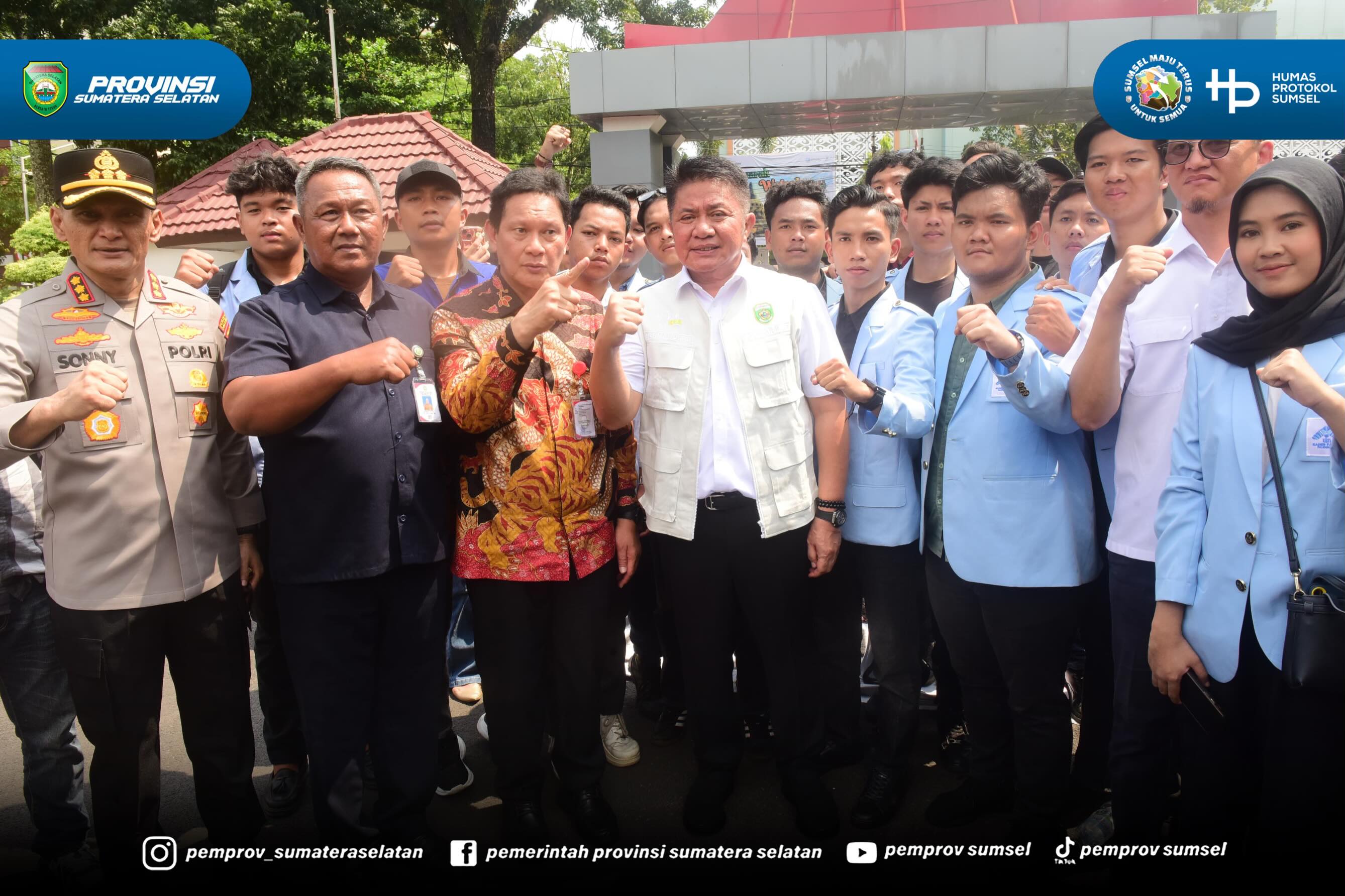Gubernur Sumsel Dr. H. Herman Deru menemui langsung aksi mahasiswa UIN Raden Fatah di Kantor Gubernur Sumsel,kamis(4/6/2026). Dalam dialog terbuka dan kondusif, mahasiswa menyampaikan aspirasi terkait perbaikan Jalan Palembang–Betung, peningkatan...