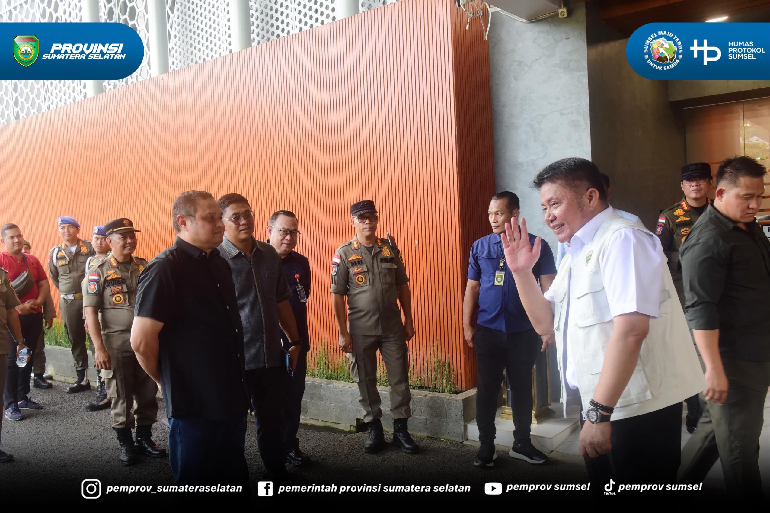 Gubernur Sumsel Dr. H. Herman Deru menemui langsung aksi mahasiswa UIN Raden Fatah di Kantor Gubernur Sumsel,kamis(4/6/2026). Dalam dialog terbuka dan kondusif, mahasiswa menyampaikan aspirasi terkait perbaikan Jalan Palembang–Betung, peningkatan...