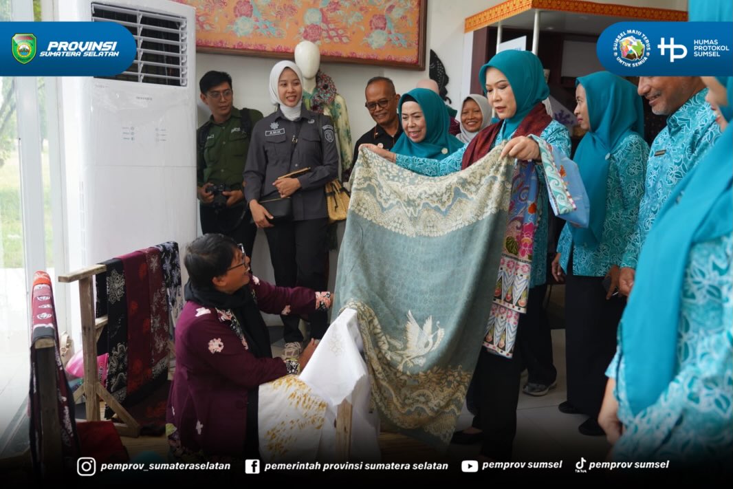 MUSI RAWAS – Ketua Dewan Kerajinan Nasional Daerah (Dekranasda) Provinsi Sumatera Selatan (Sumsel), Hj. Febrita Lustia Herman Deru atau yang akrab disapa Feby Deru meninjau Gedung Dekranasda Kabupaten Musi Rawas, Rabu (3/6/2026).