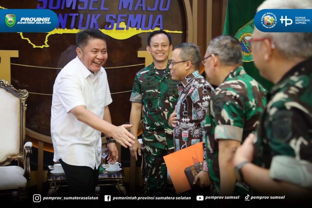 Palembang - Gubernur Sumsel H. Herman Deru menerima Pangdam II/Sriwijaya Mayjen TNI Ujang Darwis beserta jajaran di Ruang Tamu Gubernur Sumsel, Kamis (4/6/2026).