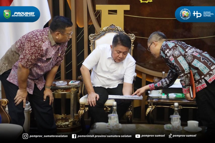 Palembang - Gubernur Sumsel H. Herman Deru menerima Pangdam II/Sriwijaya Mayjen TNI Ujang Darwis beserta jajaran di Ruang Tamu Gubernur Sumsel, Kamis (4/6/2026).