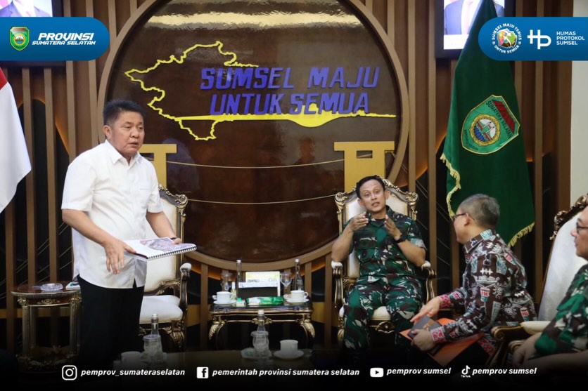 Palembang - Gubernur Sumsel H. Herman Deru menerima Pangdam II/Sriwijaya Mayjen TNI Ujang Darwis beserta jajaran di Ruang Tamu Gubernur Sumsel, Kamis (4/6/2026).