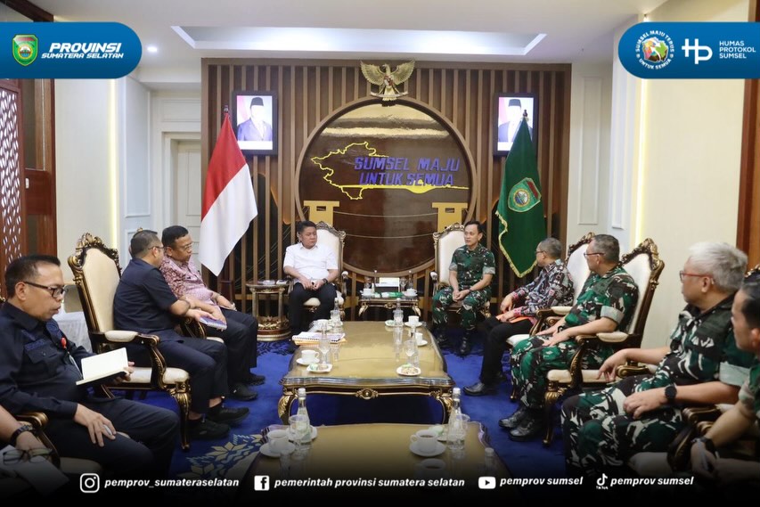 Palembang - Gubernur Sumsel H. Herman Deru menerima Pangdam II/Sriwijaya Mayjen TNI Ujang Darwis beserta jajaran di Ruang Tamu Gubernur Sumsel, Kamis (4/6/2026).