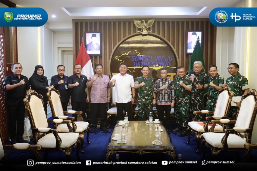 Palembang - Gubernur Sumsel H. Herman Deru menerima Pangdam II/Sriwijaya Mayjen TNI Ujang Darwis beserta jajaran di Ruang Tamu Gubernur Sumsel, Kamis (4/6/2026).