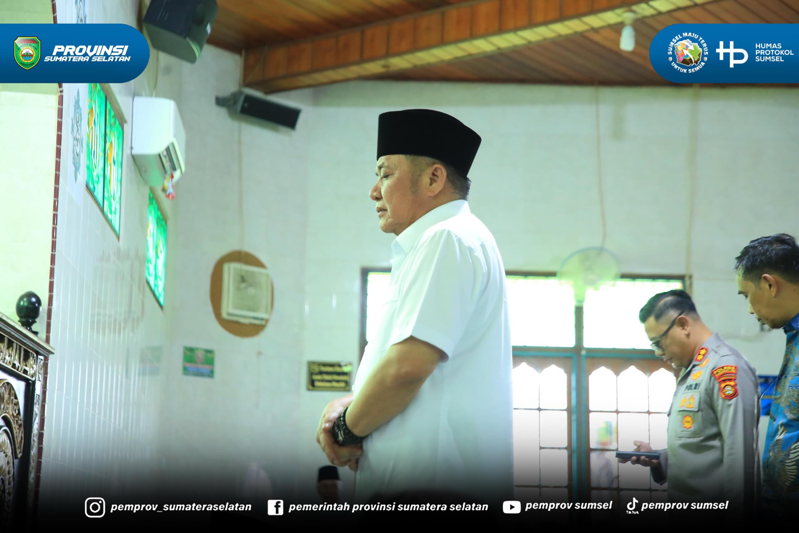Gubernur Sumsel H. Herman Deru melaksanakan Salat Jumat di Masjid Qodim Dusun Prabumulih, Jumat (5/6/2026).