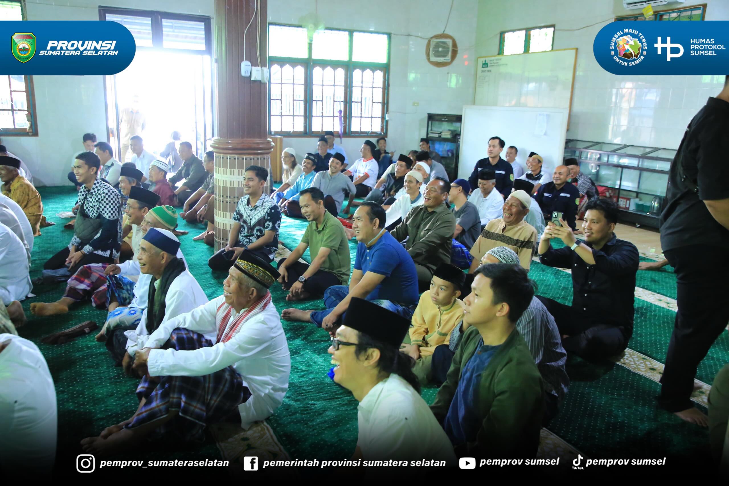 Gubernur Sumsel H. Herman Deru melaksanakan Salat Jumat di Masjid Qodim Dusun Prabumulih, Jumat (5/6/2026).