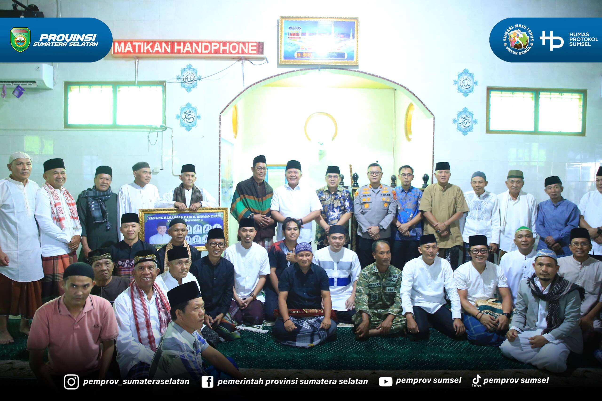 Gubernur Sumsel H. Herman Deru melaksanakan Salat Jumat di Masjid Qodim Dusun Prabumulih, Jumat (5/6/2026).