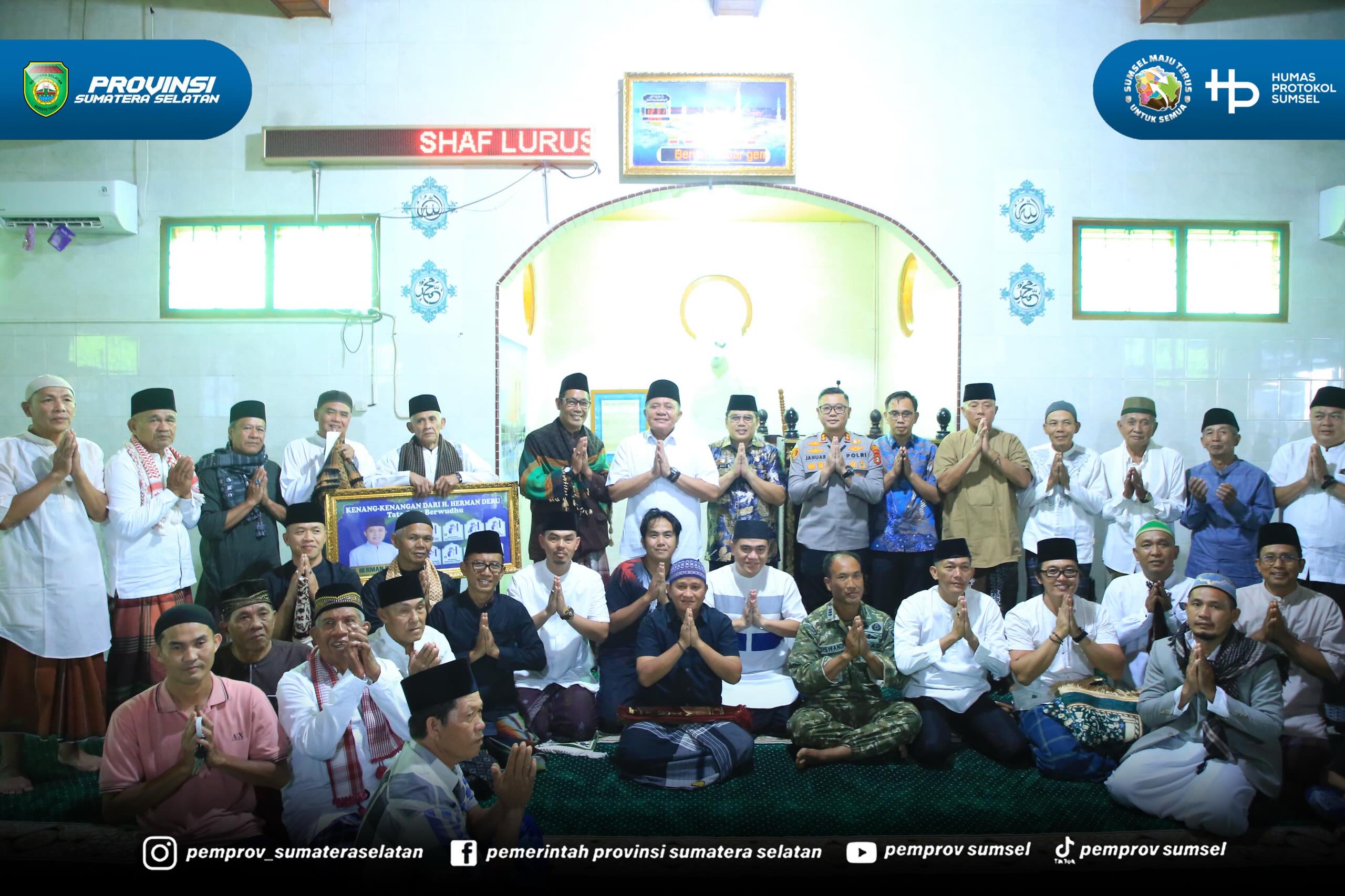 Gubernur Sumsel H. Herman Deru melaksanakan Salat Jumat di Masjid Qodim Dusun Prabumulih, Jumat (5/6/2026).