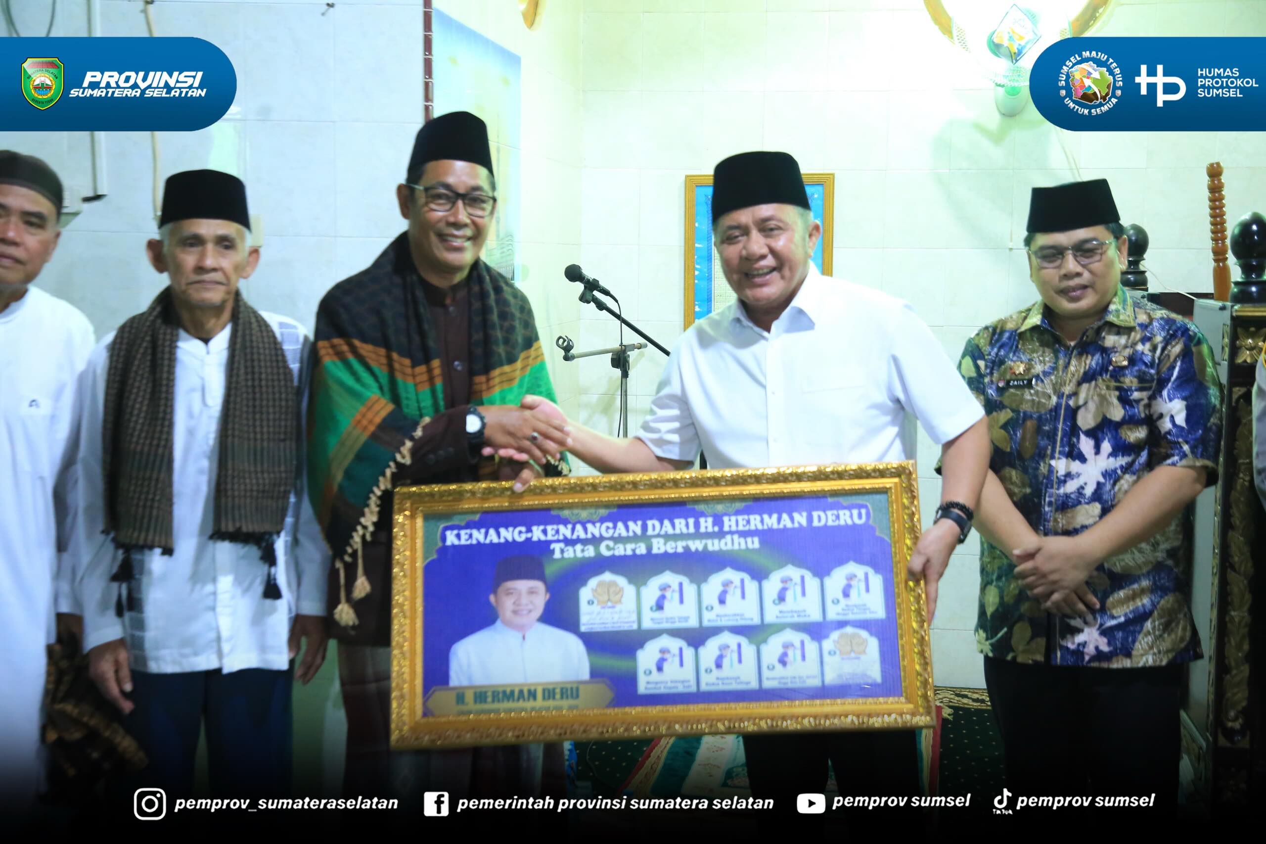 Gubernur Sumsel H. Herman Deru melaksanakan Salat Jumat di Masjid Qodim Dusun Prabumulih, Jumat (5/6/2026).