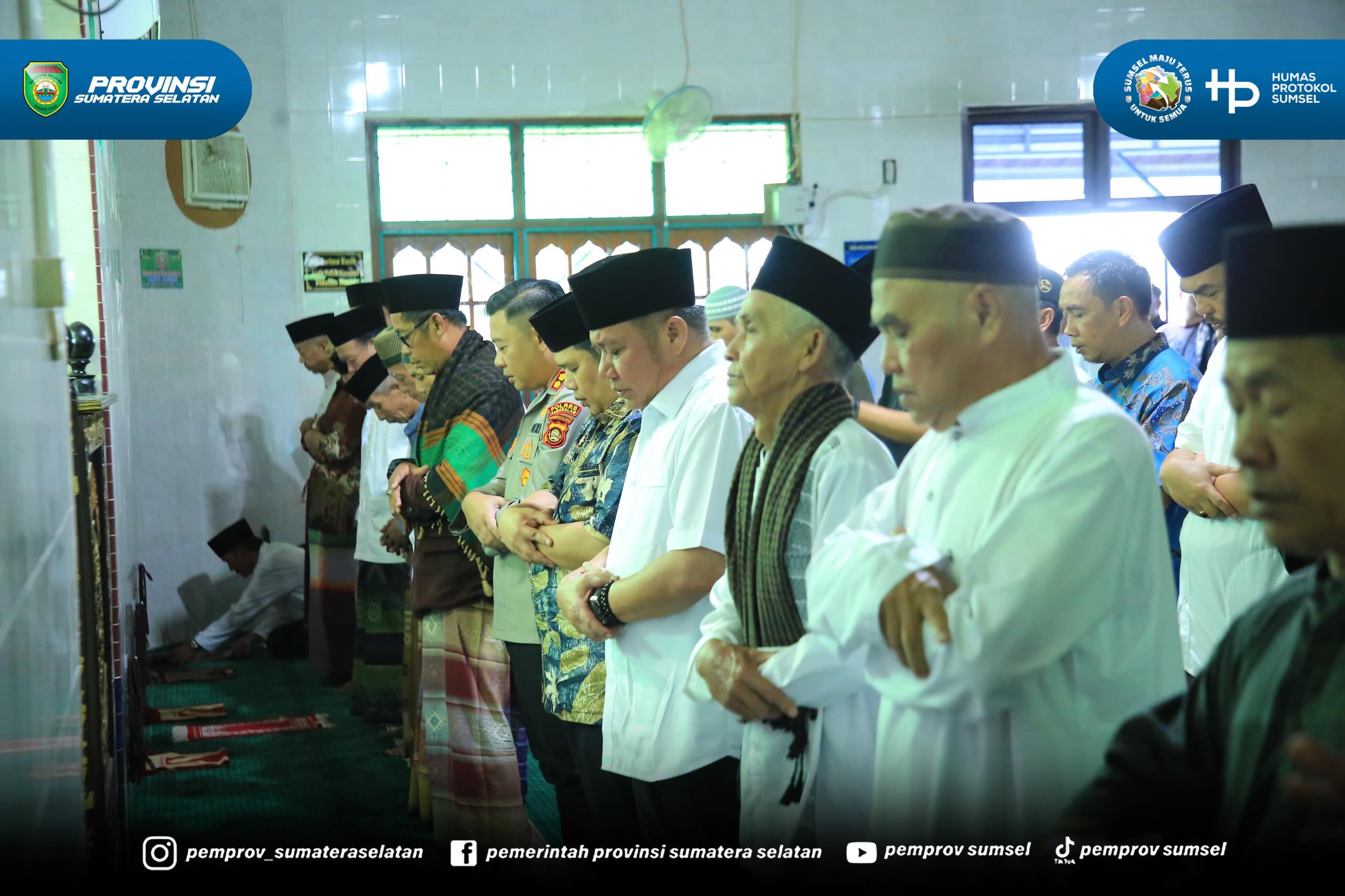 Gubernur Sumsel H. Herman Deru melaksanakan Salat Jumat di Masjid Qodim Dusun Prabumulih, Jumat (5/6/2026).