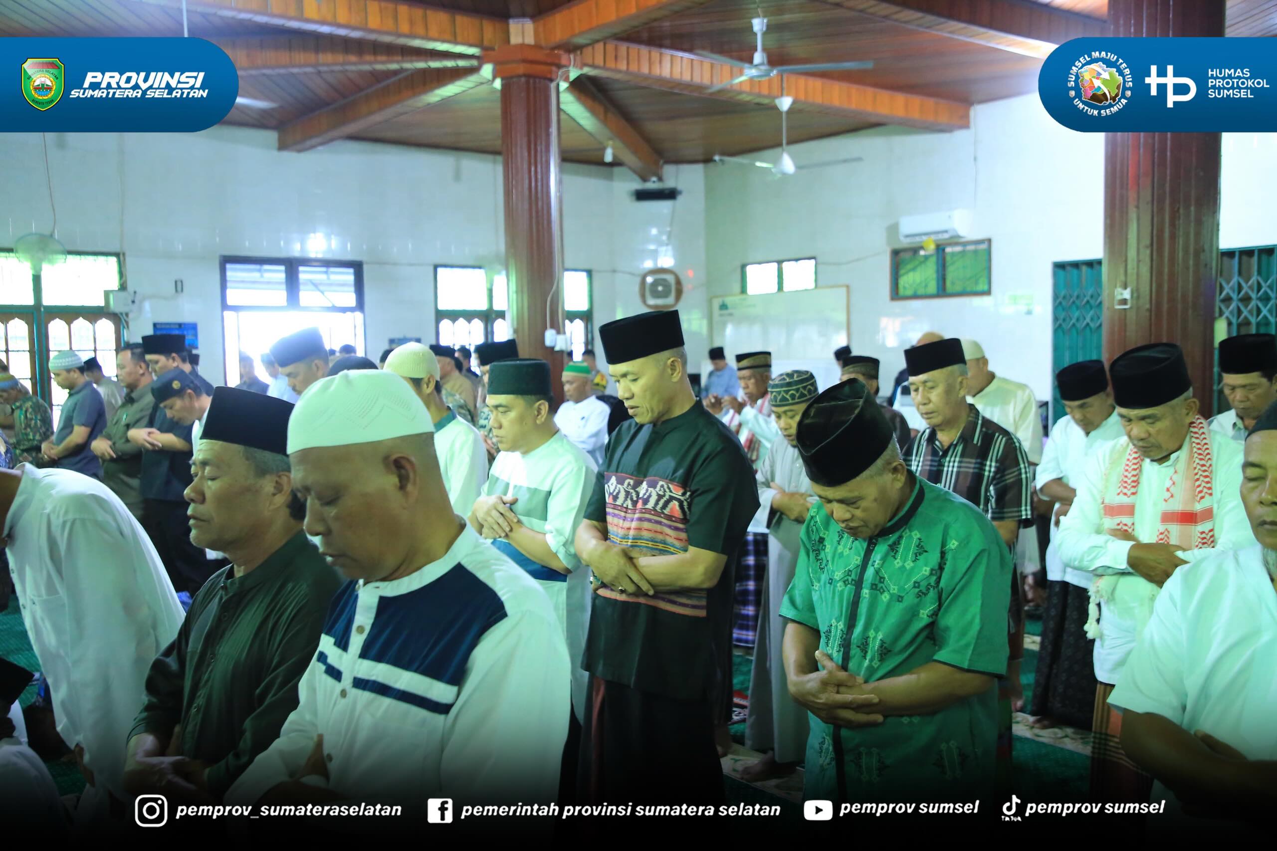 Gubernur Sumsel H. Herman Deru melaksanakan Salat Jumat di Masjid Qodim Dusun Prabumulih, Jumat (5/6/2026).