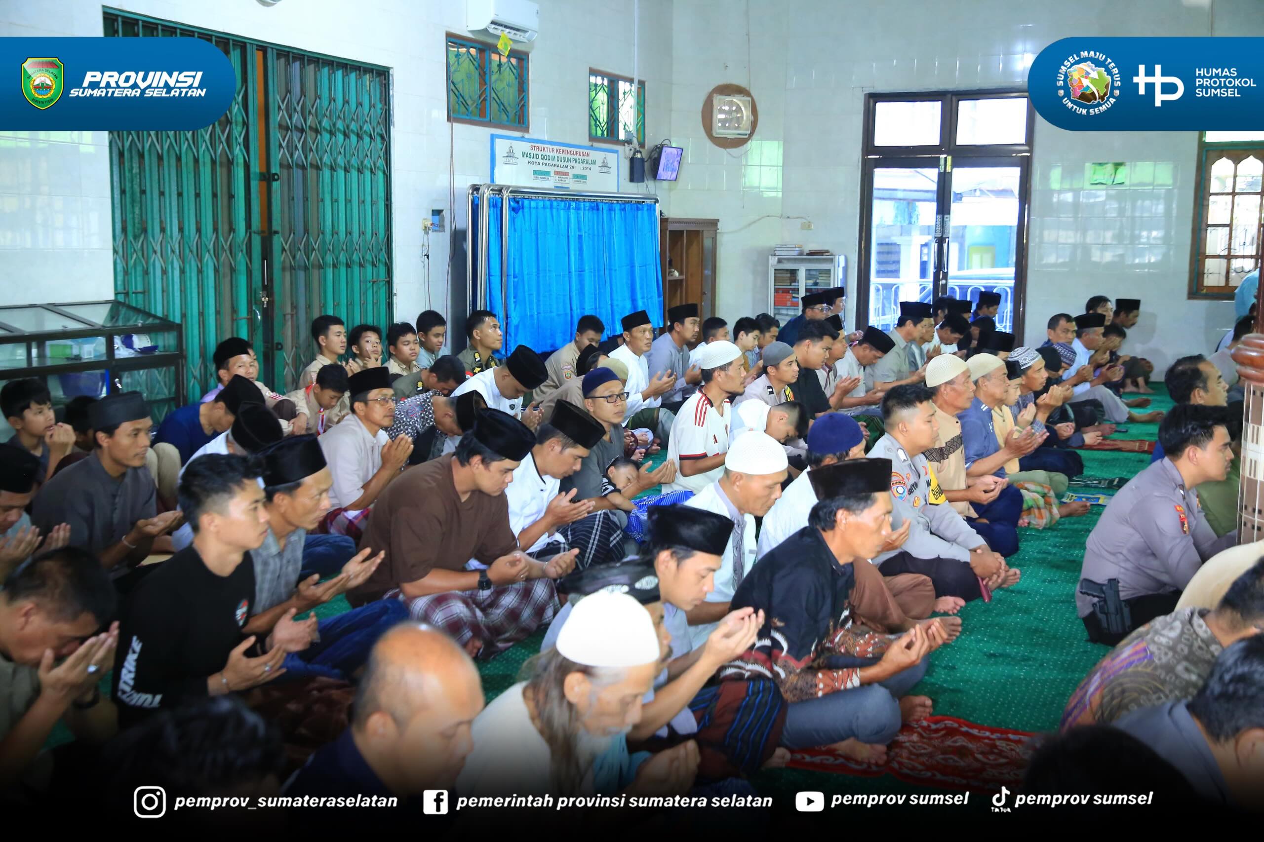 Gubernur Sumsel H. Herman Deru melaksanakan Salat Jumat di Masjid Qodim Dusun Prabumulih, Jumat (5/6/2026).